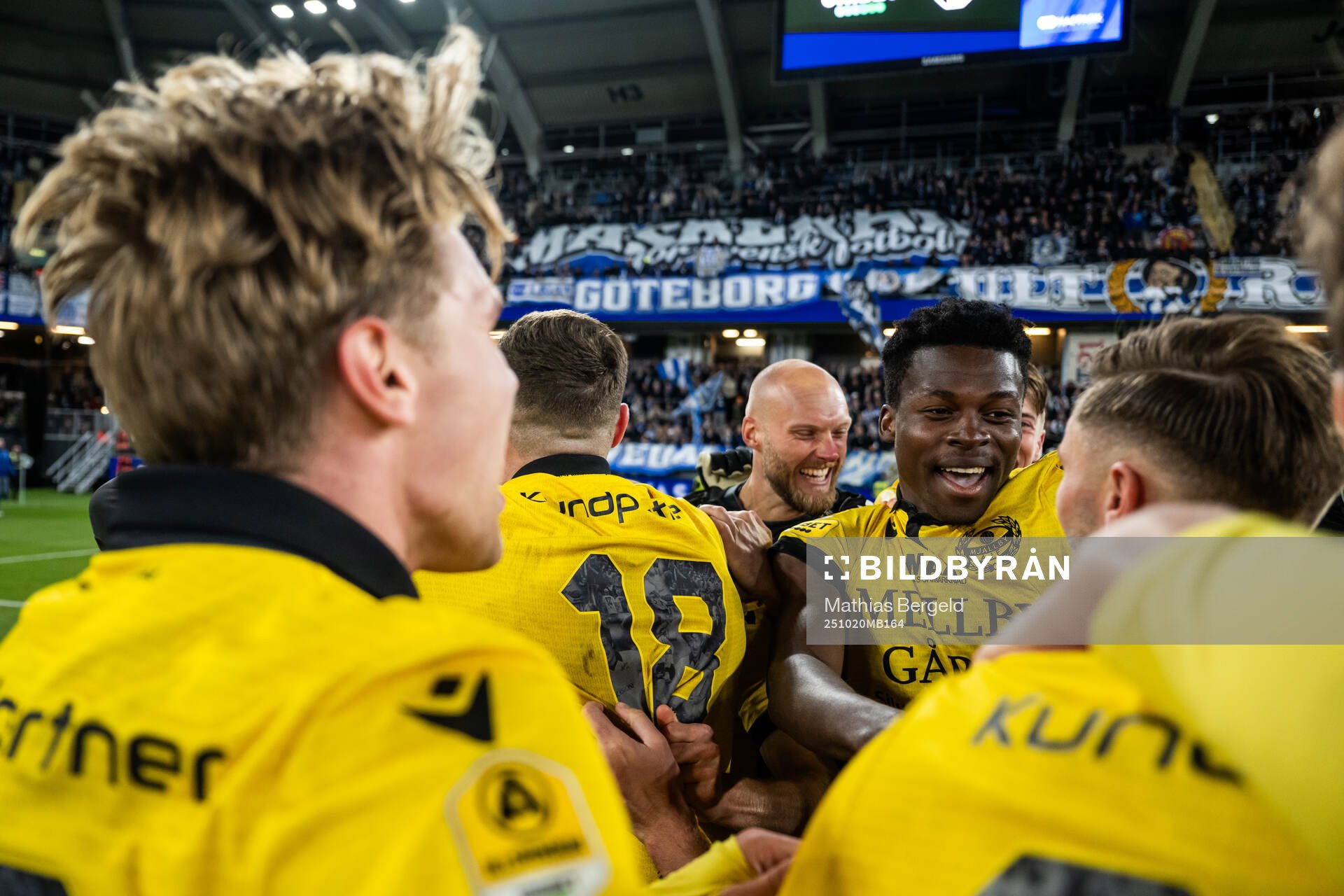 Mjällbys Christian Tchouante jublar