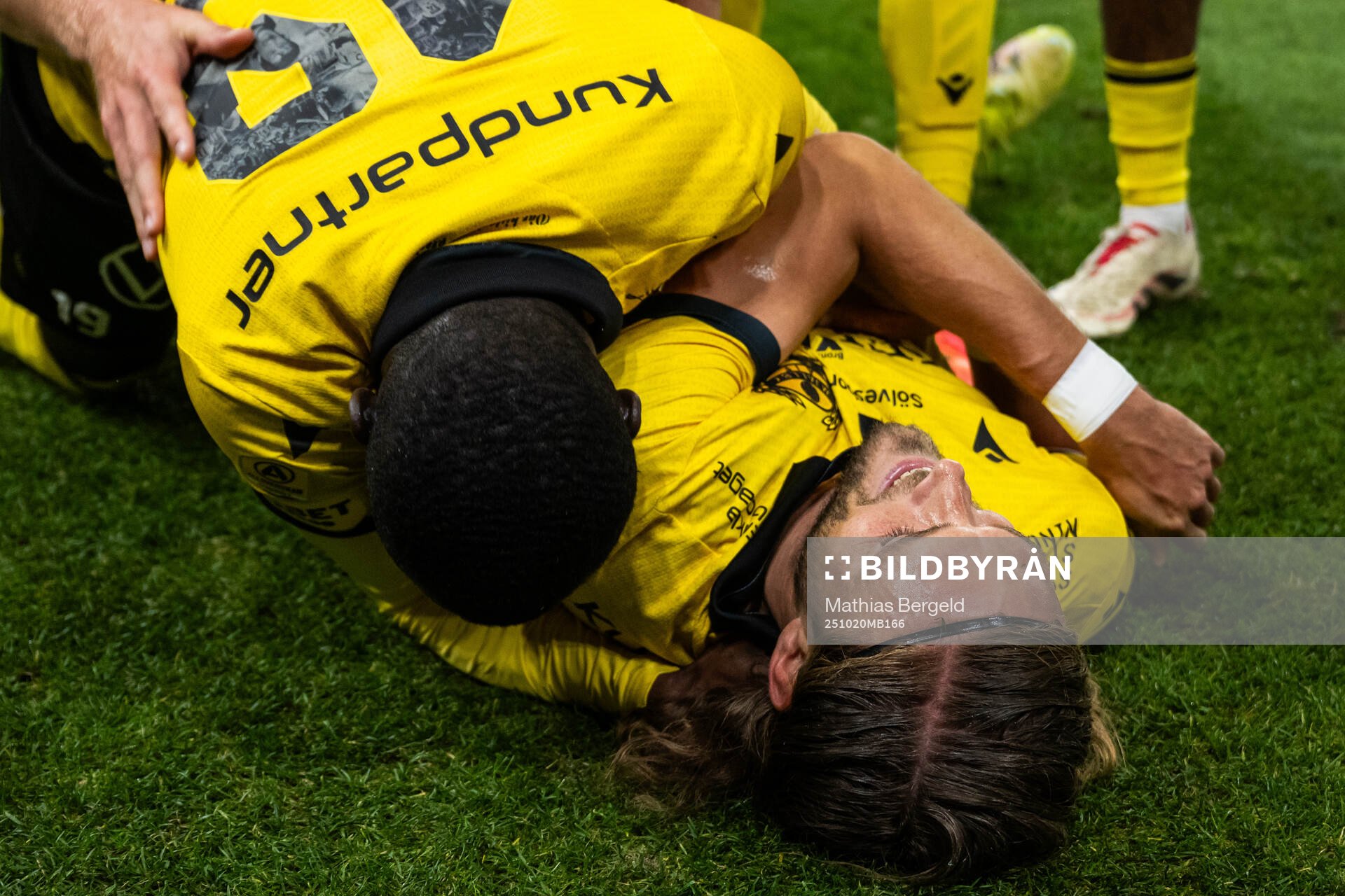 Mjällbys Abdoulie Manneh jublar med Tom Pettersson som