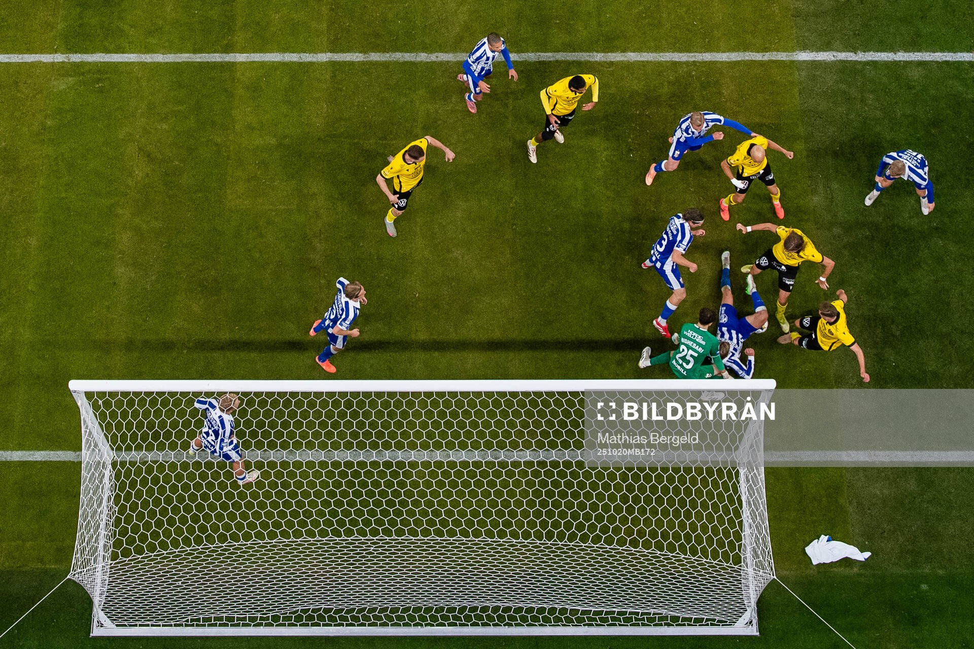 IFK Göteborgs Gustav Svensson och målvakt Elis Bishesari