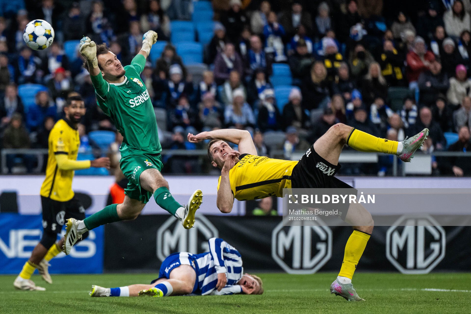 Mjällbys Jacob Bergström gör 1-0 förbi IFK Göteborgs