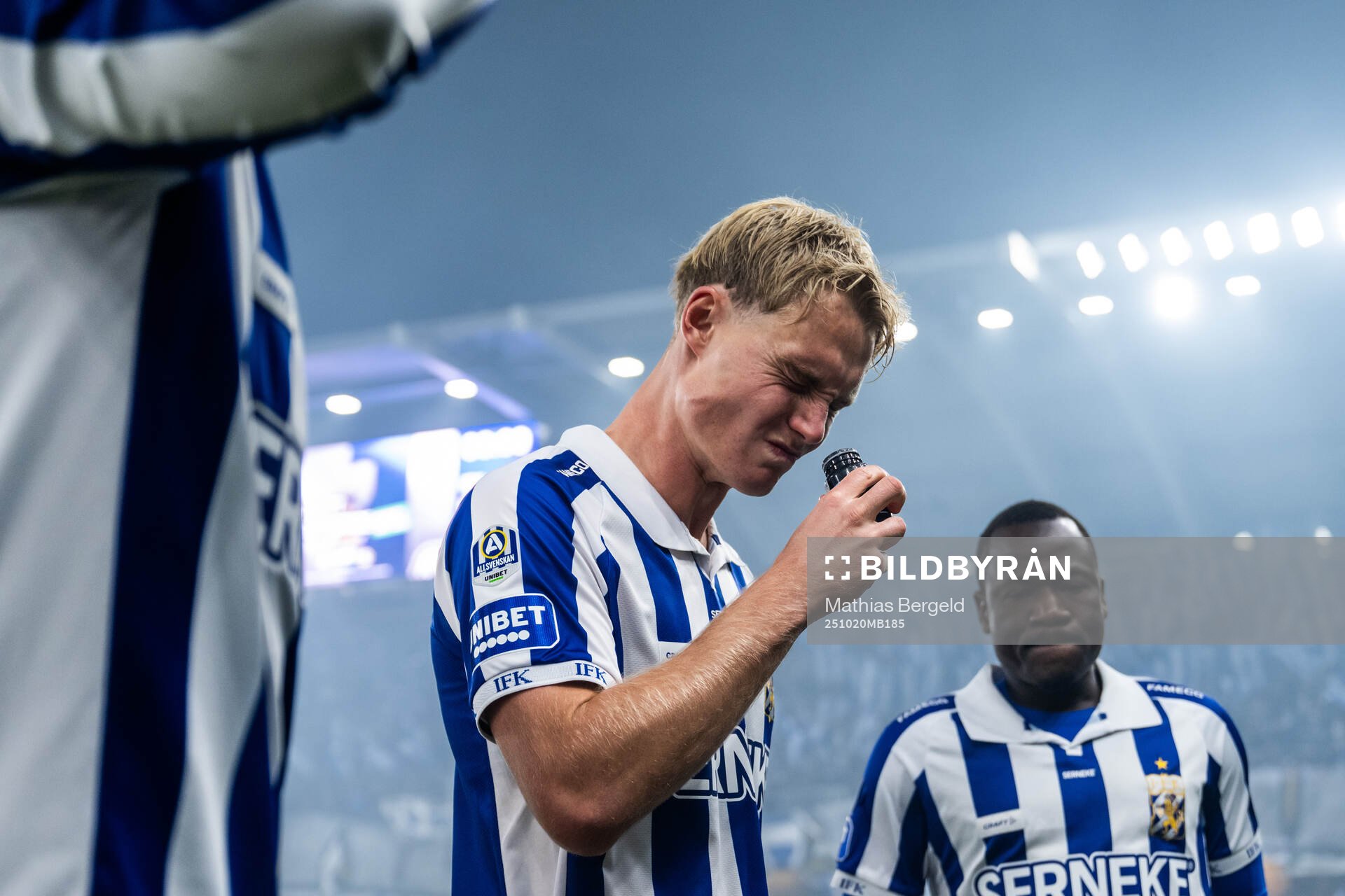 IFK Göteborgs Max Fenger luktar ur en burk