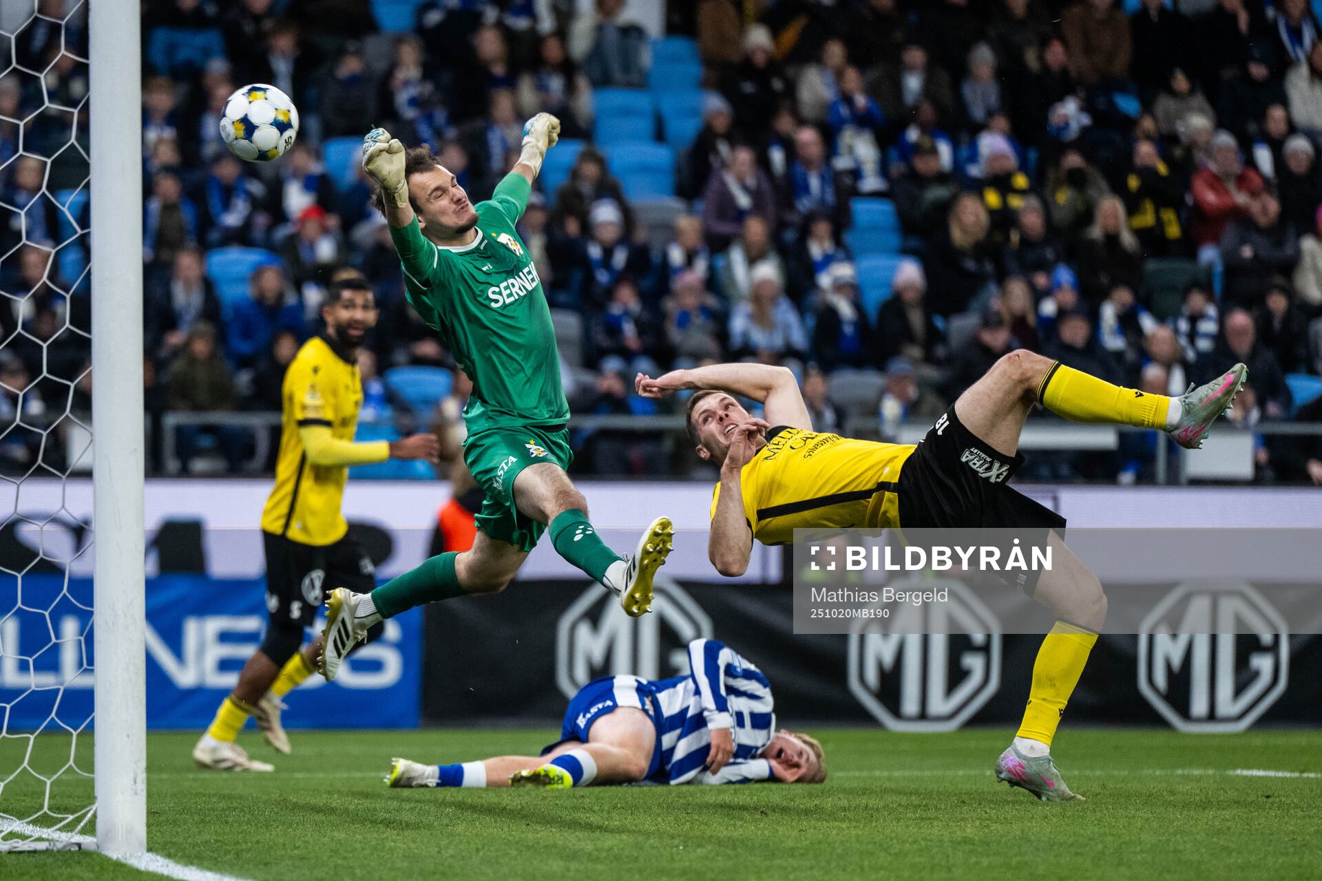 Mjällbys Jacob Bergström gör 1-0 förbi IFK Göteborgs