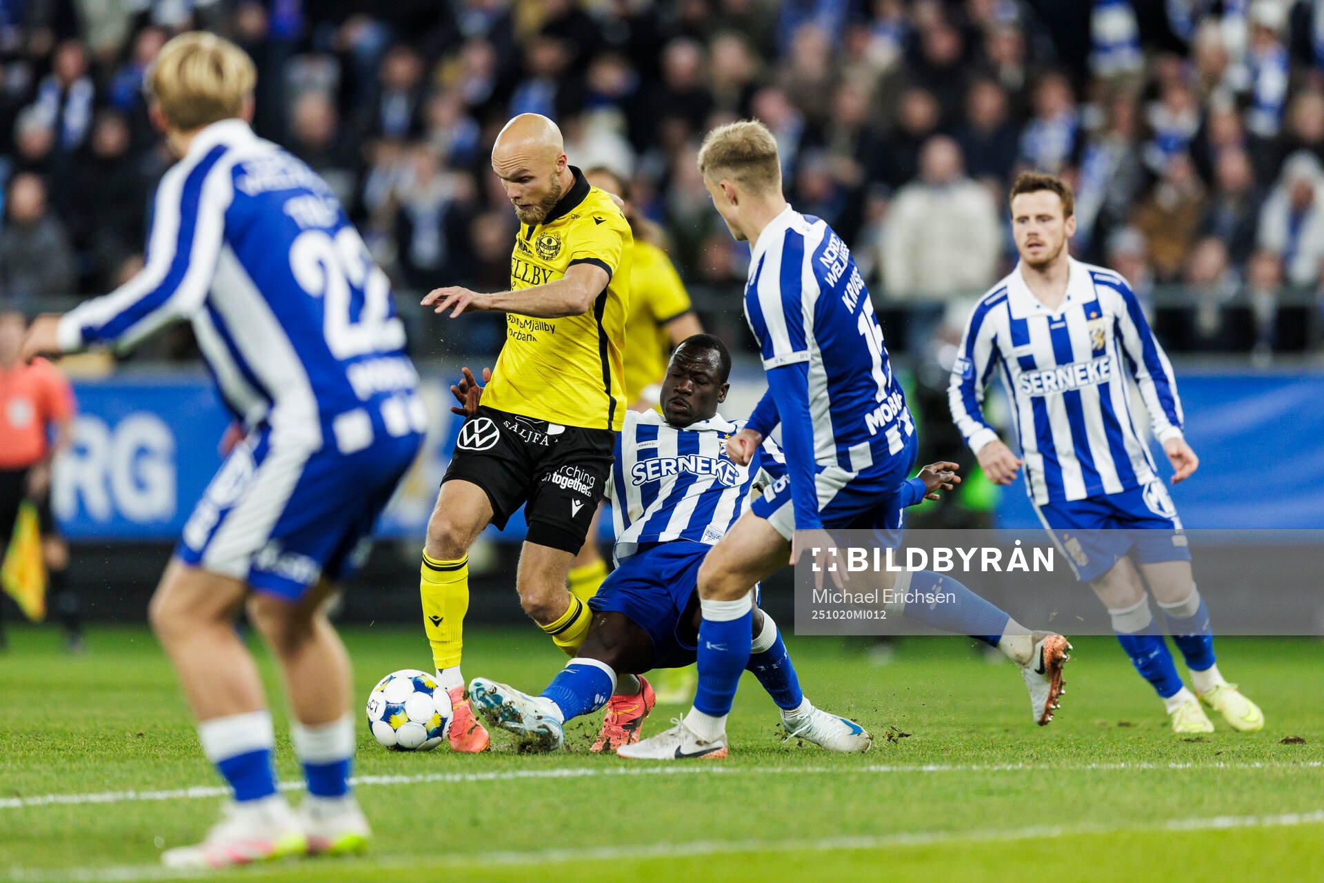 Mjällbys Viktor Gustafson och IFK Göteborgs Saidou Alioum