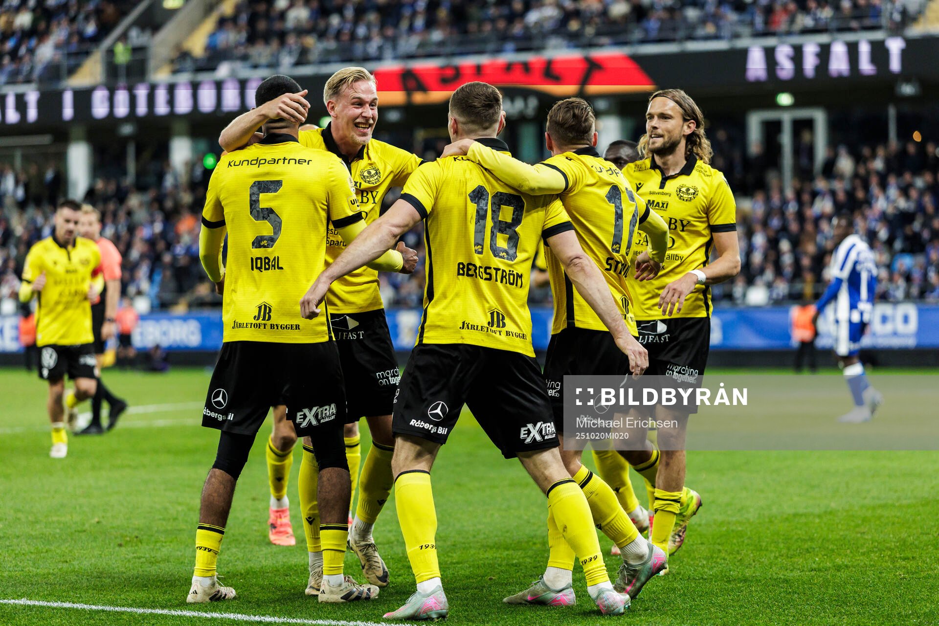 Mjällbys Jacob Bergström jublar med lagkamrater