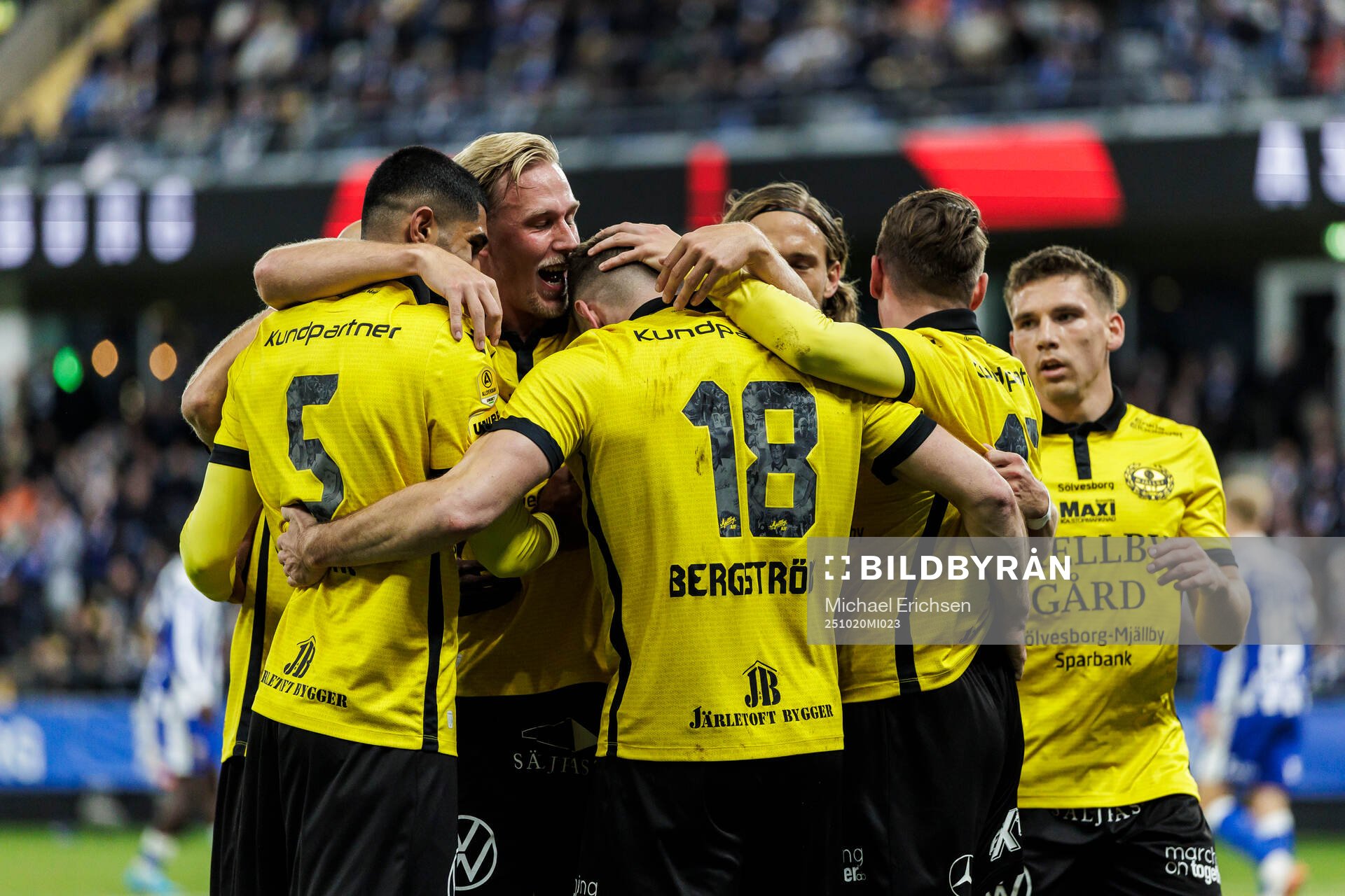 Mjällbys Jacob Bergström jublar med lagkamrater