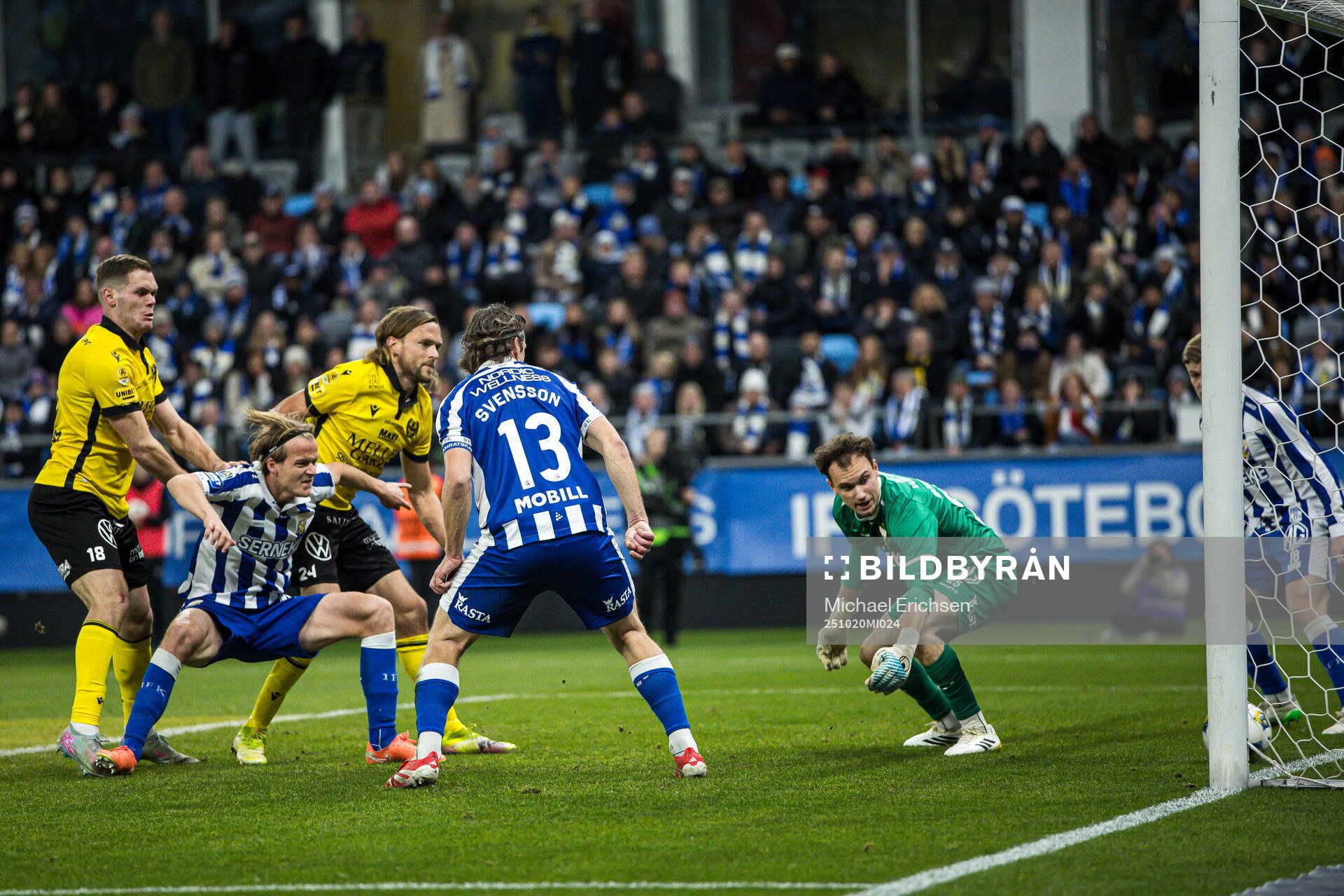 Mjällbys Tom Pettersson gör 0-2 bakom IFK Göteborgs