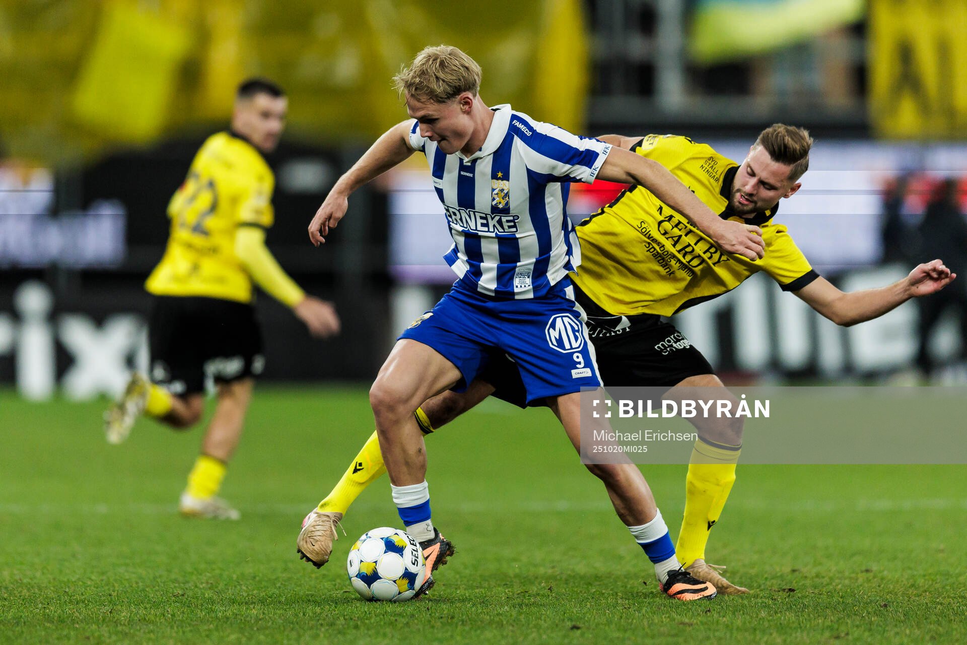 IFK Göteborgs Max Fenger och Mjällbys Axel Norén
