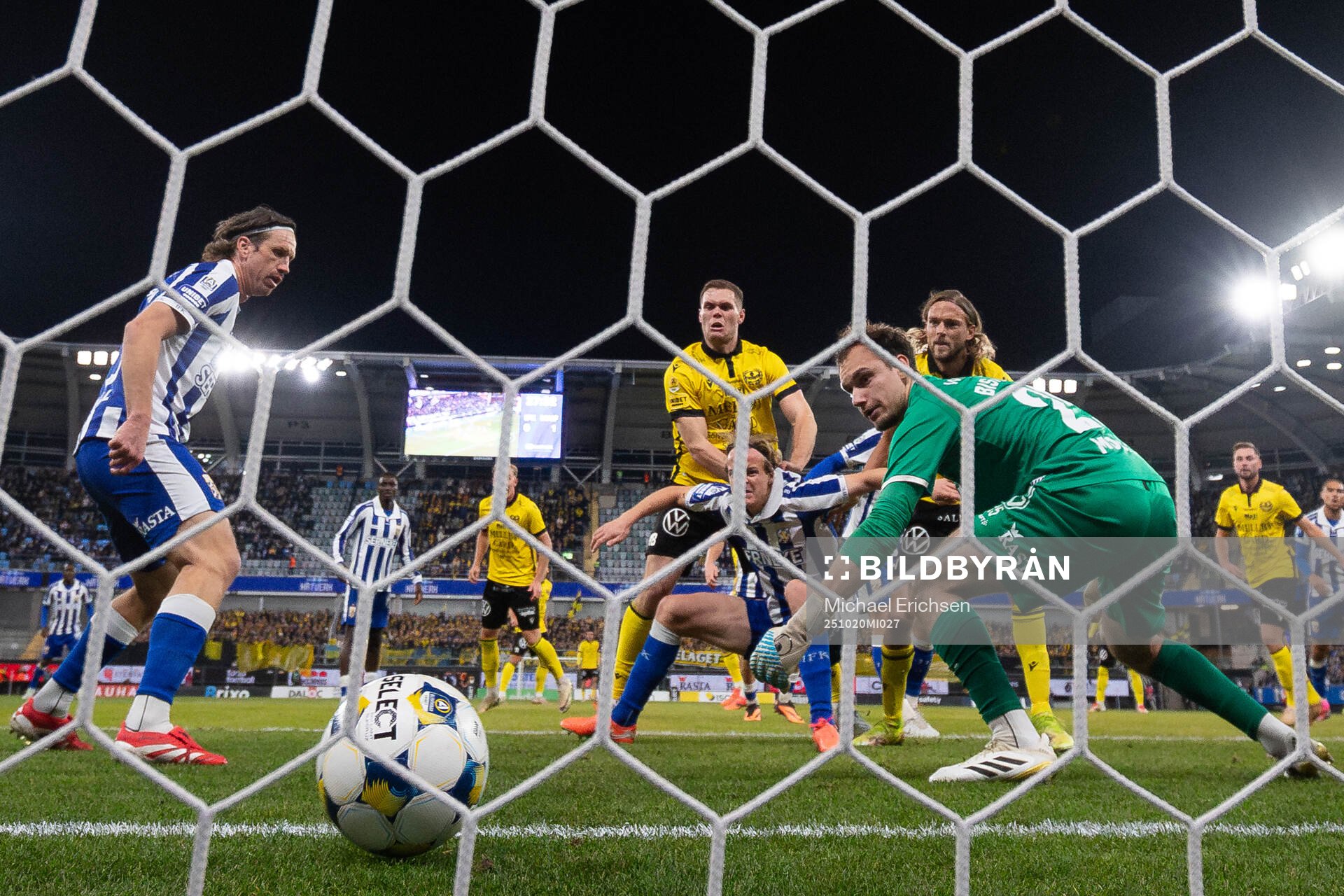 Mjällbys Tom Pettersson gör 0-2 på IFK Göteborgs