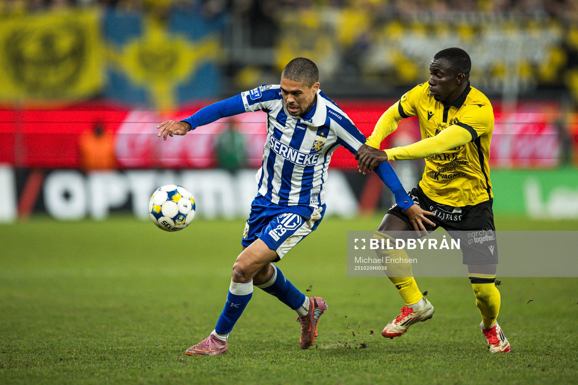 IFK Göteborgs Thomas Santos och Mjällbys Abdoulie Manneh