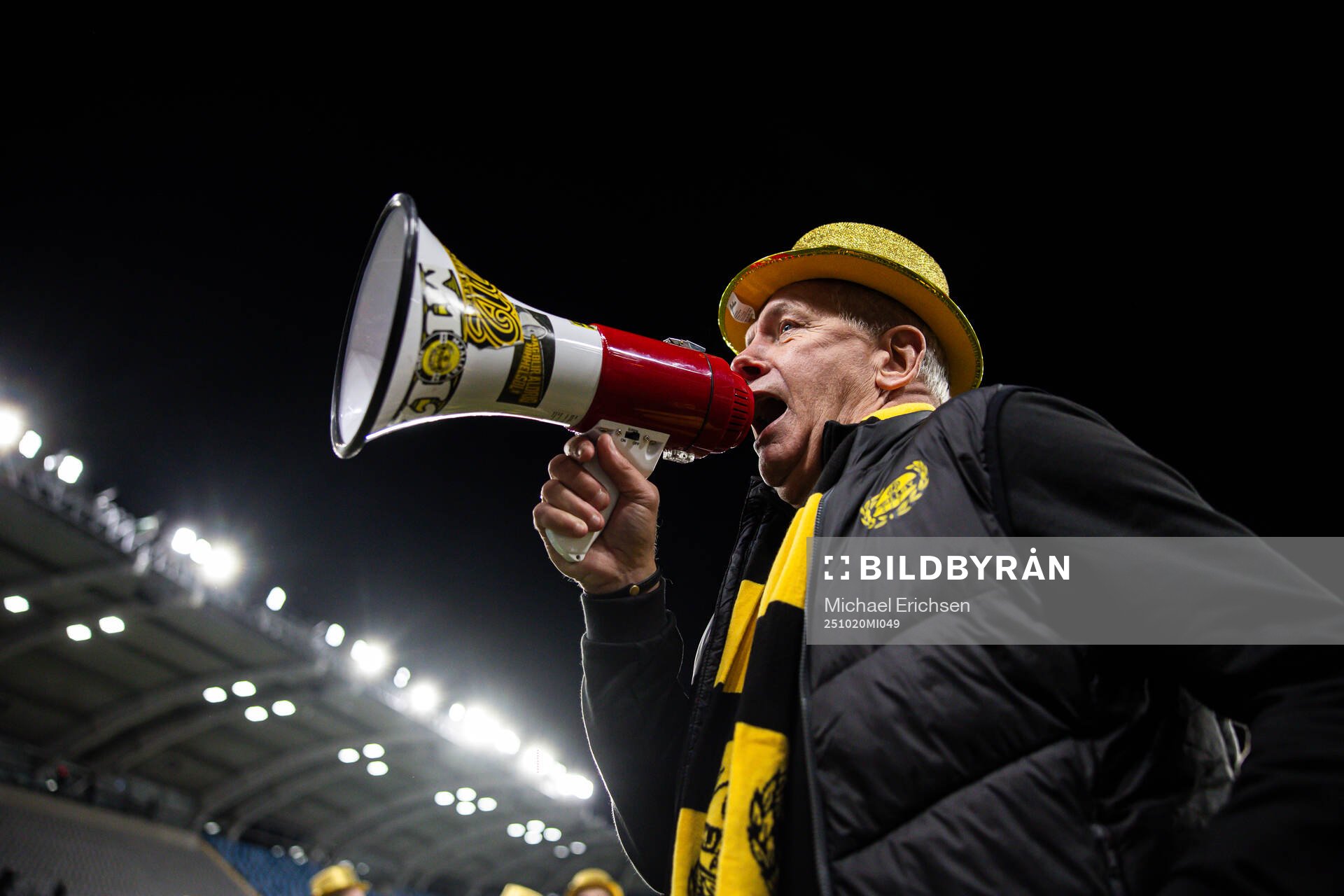 Mjällbys sportchef Hasse Larsson jublar