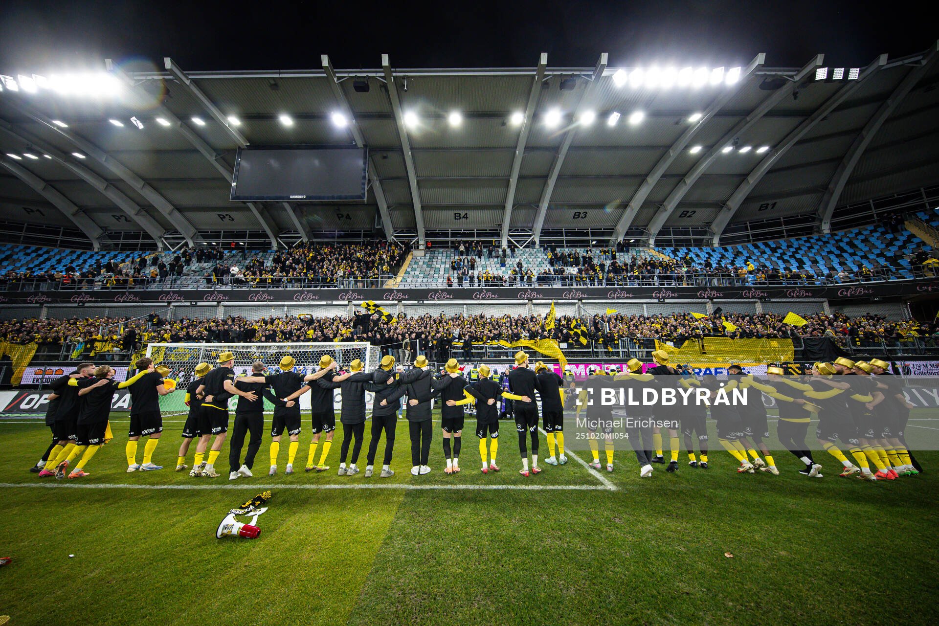 Mjällbys spelare jublar framför supportrar