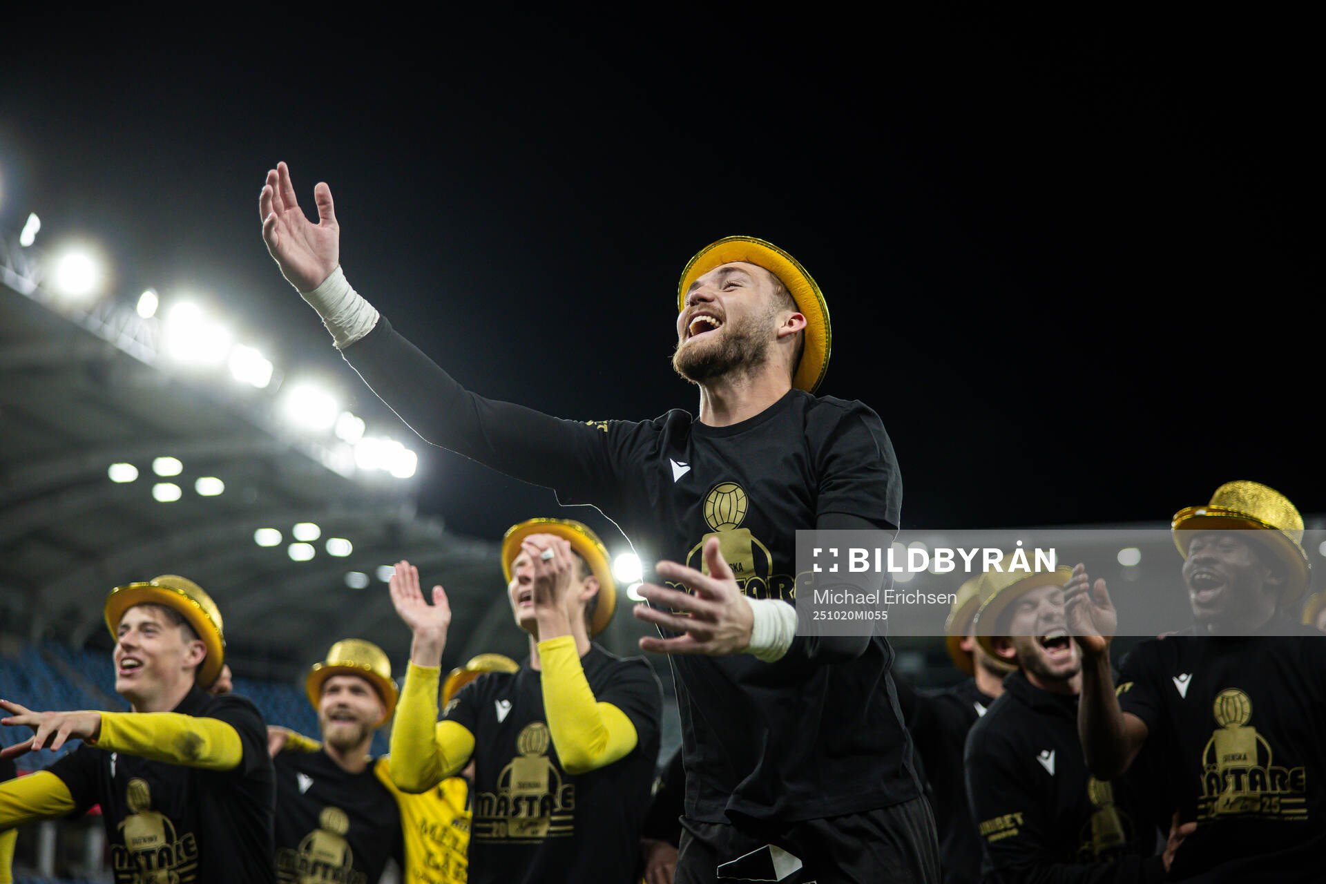 Mjällbys målvakt Noel Törnqvist jublar