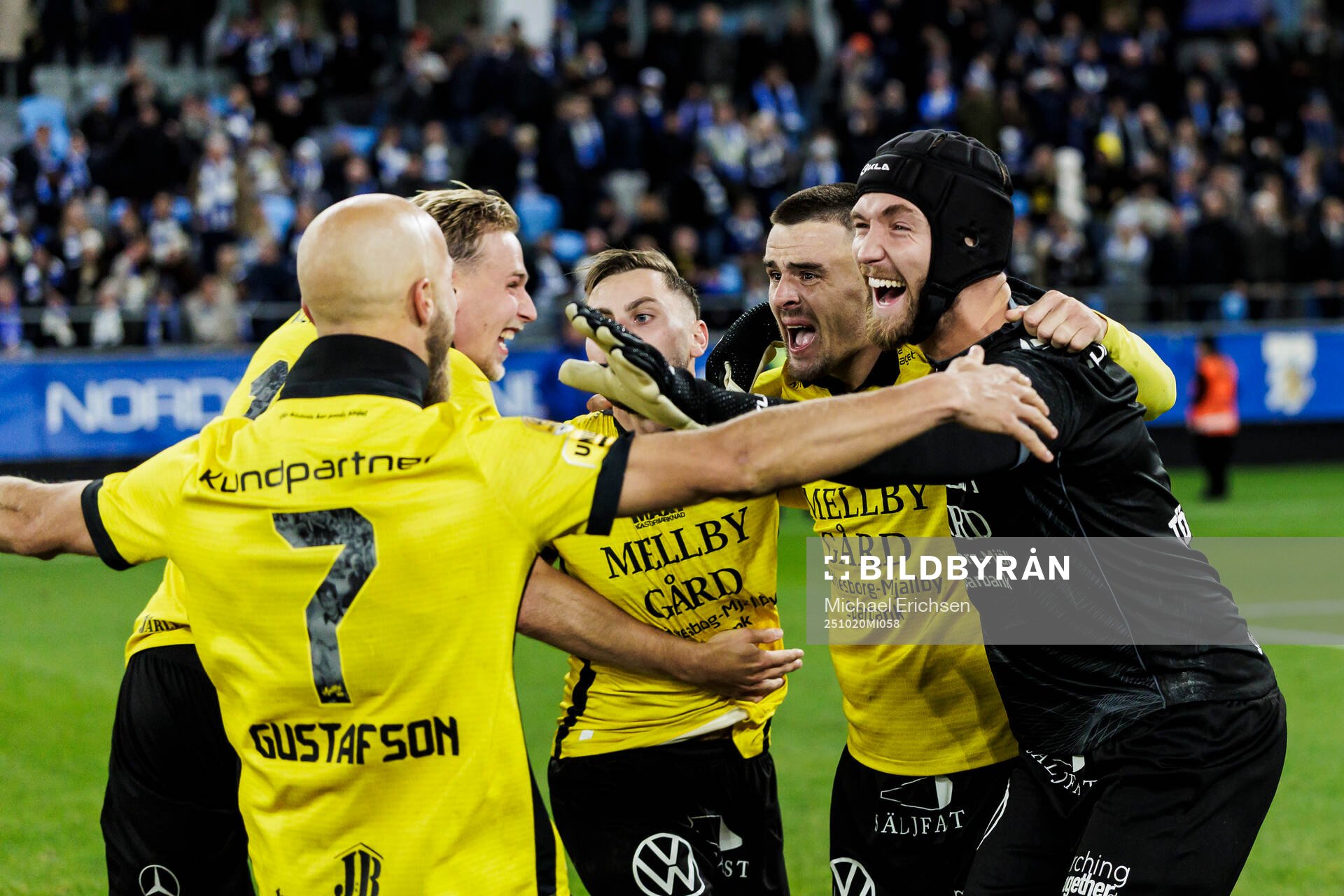 Mjällbys målvakt Noel Törnqvist jublar