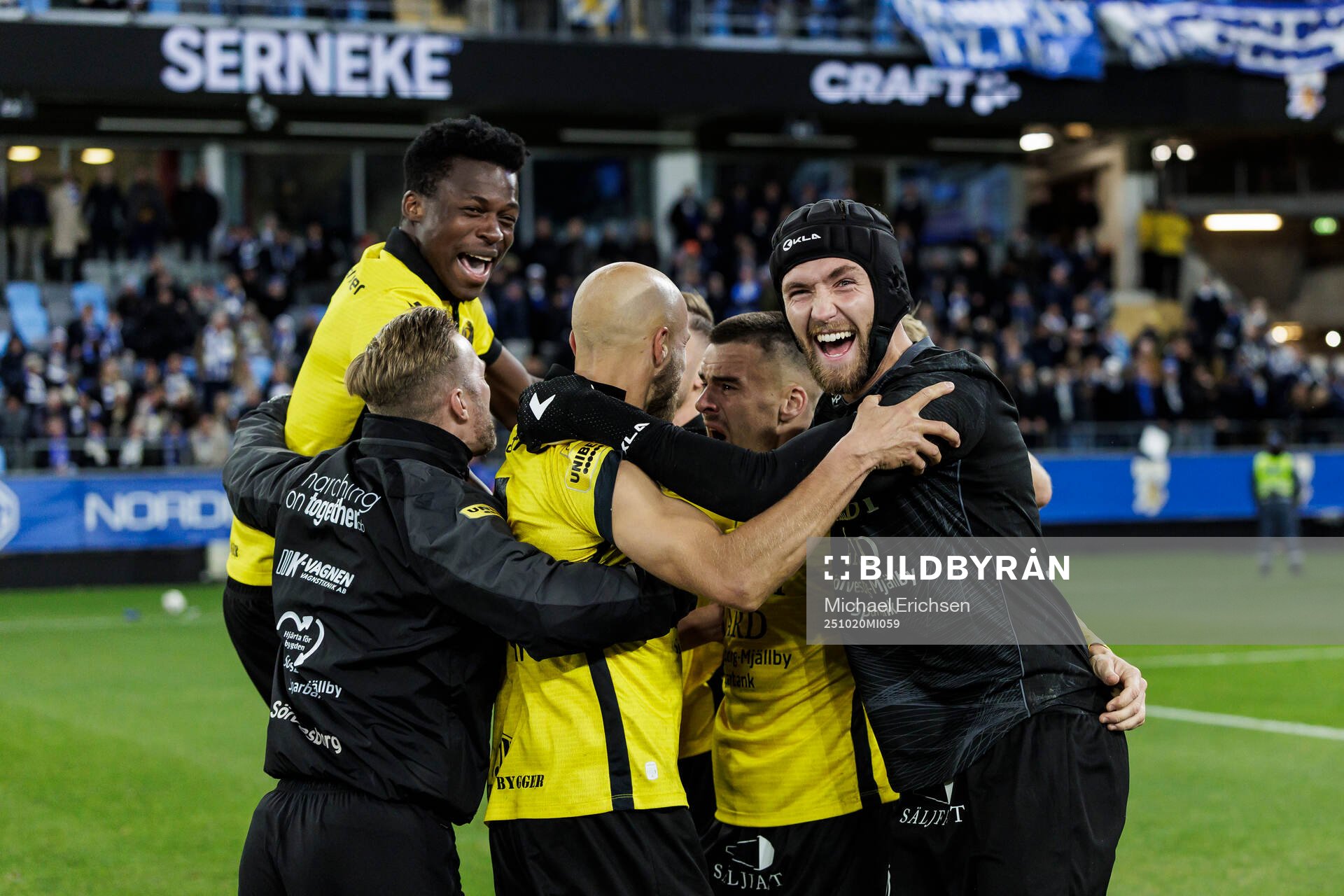 Mjällbys målvakt Noel Törnqvist jublar