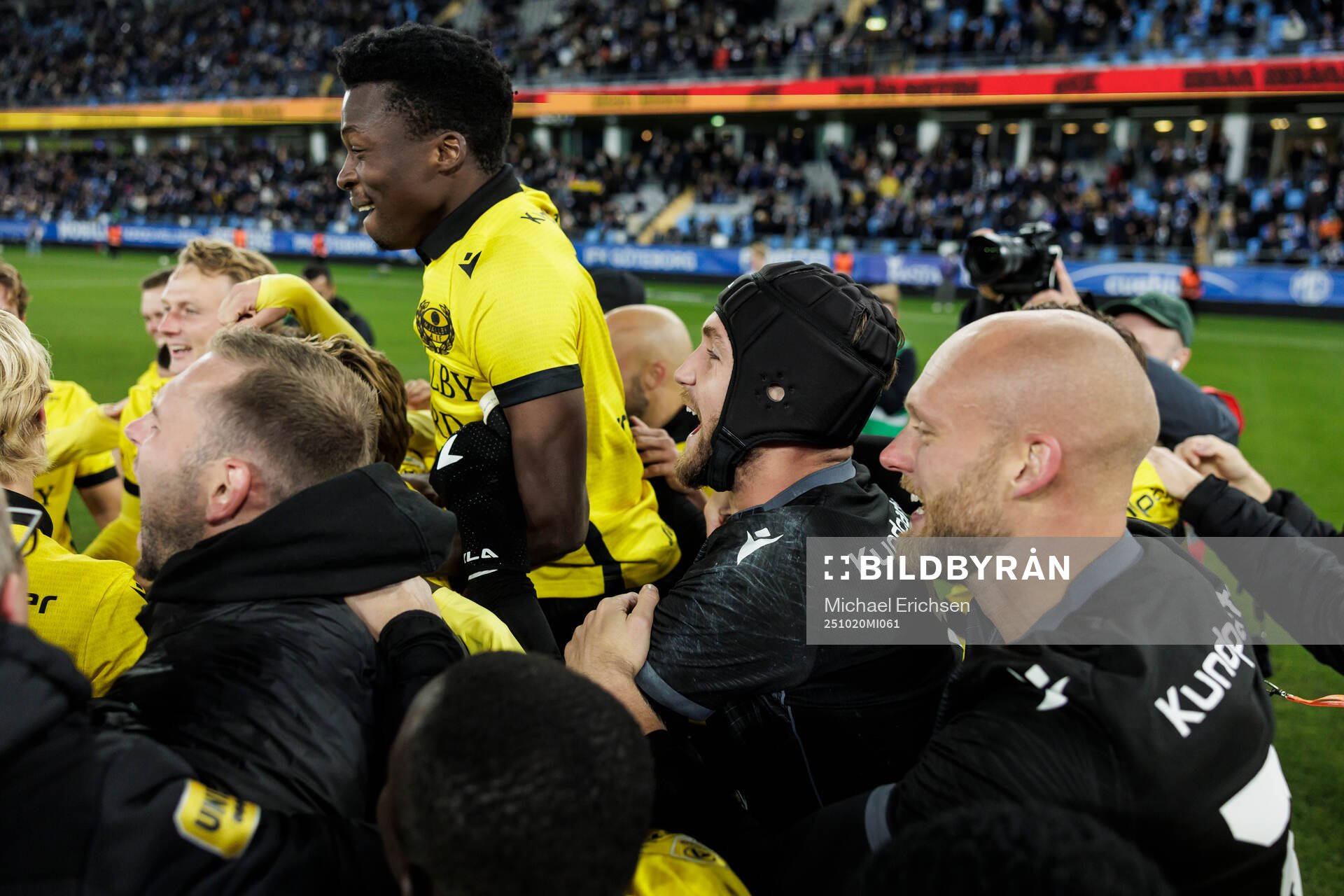 Mjällbys målvakt Noel Törnqvist jublar med lagkamrater