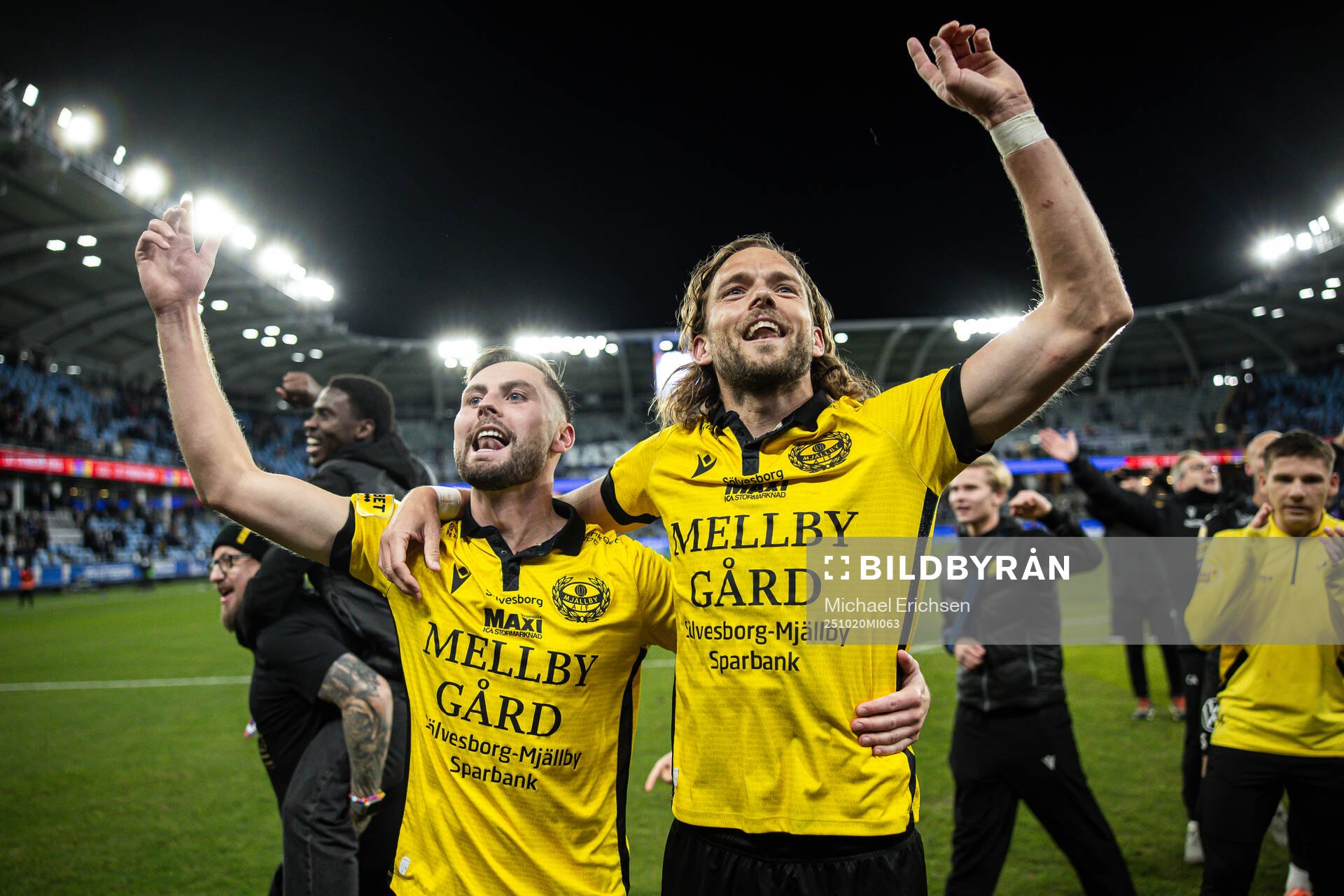 Mjällbys Axel Norén och Tom Pettersson jublar