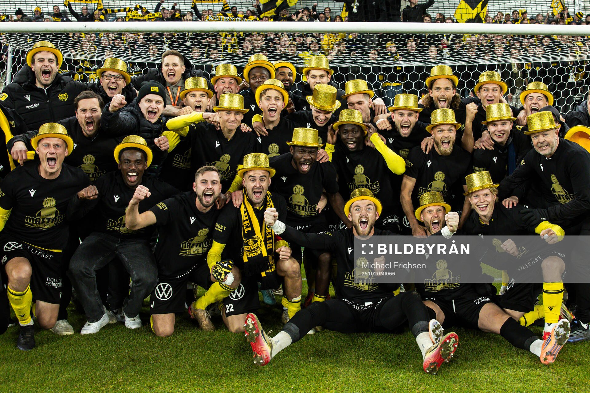 Mjällbys målvakt Noel Törnqvist jublar med lagkamrater