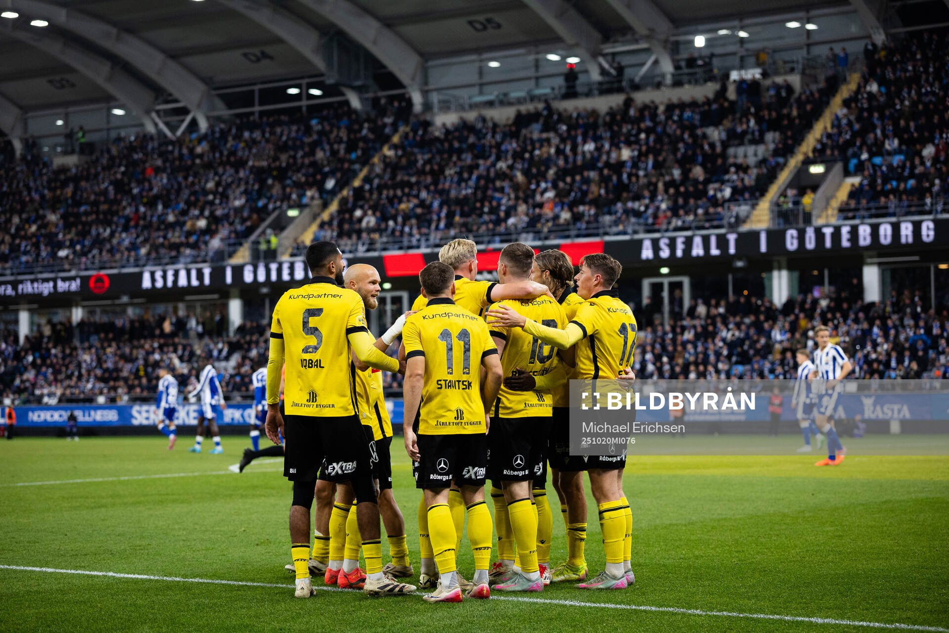 Mjällbys Jacob Bergström jublar med lagkamrater