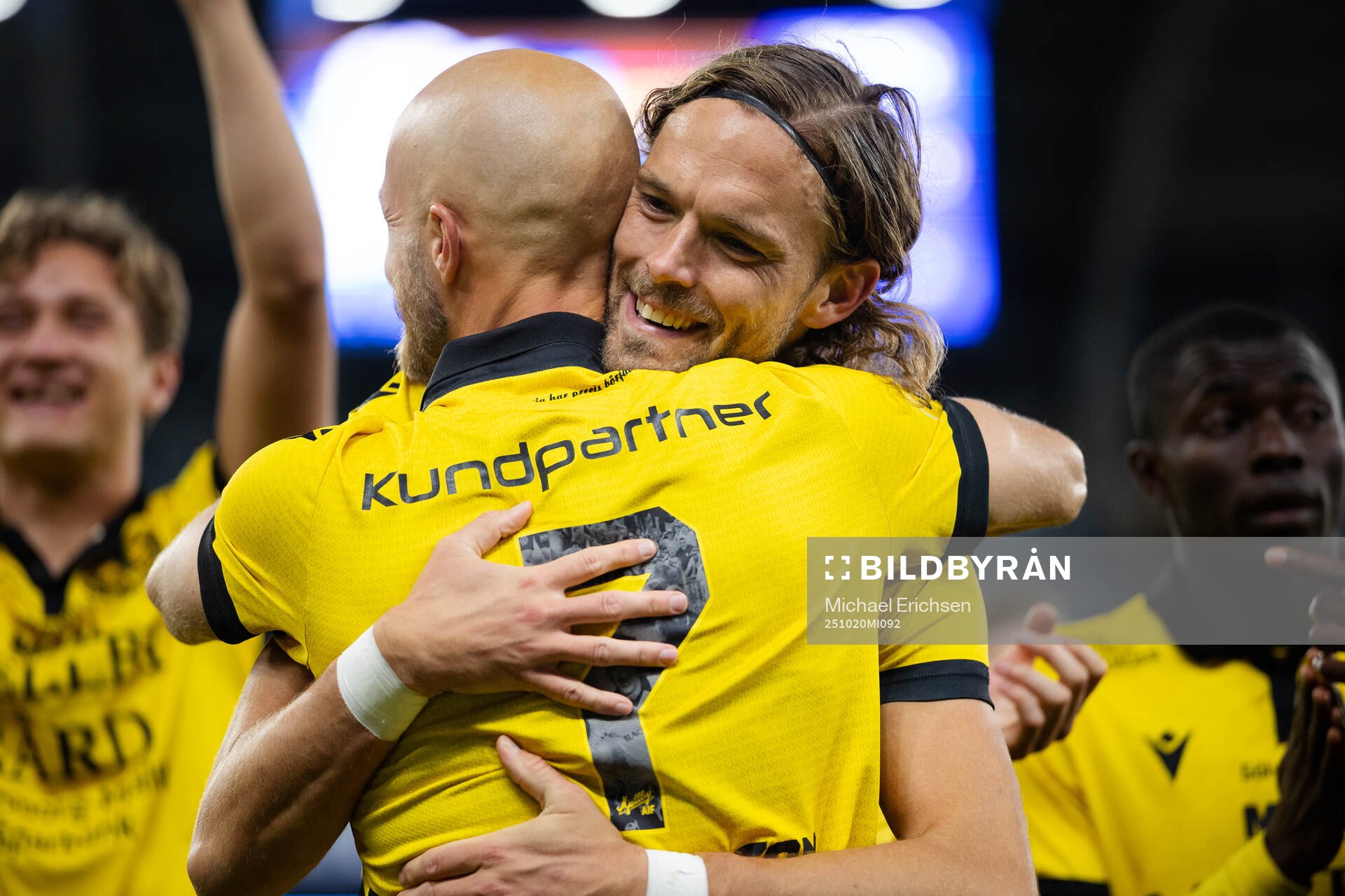 Mjällbys Viktor Gustafson och Tom Pettersson jublar