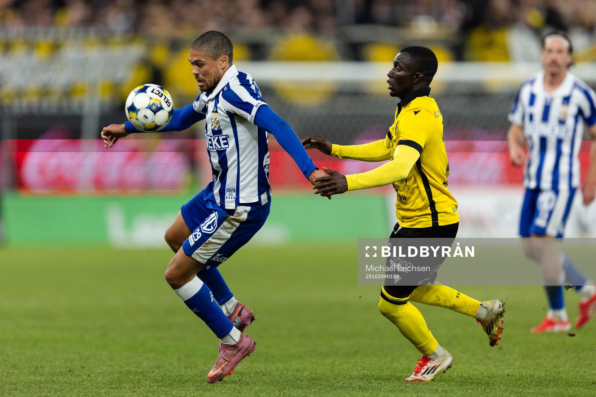 IFK Göteborgs Thomas Santos och Mjällbys Abdoulie Manneh