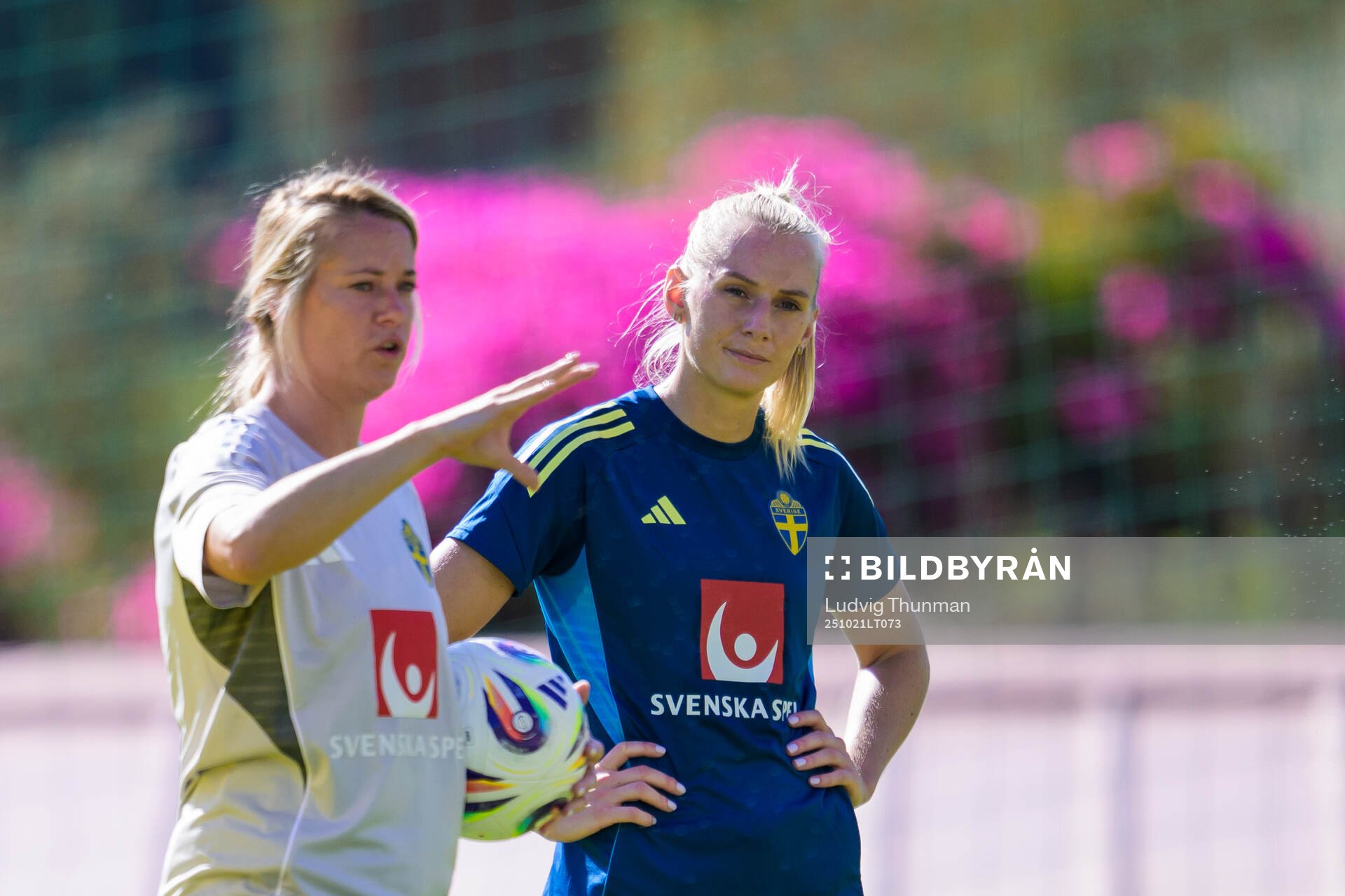 Assistant coach Johanna Almgren and Stina Blackstenius