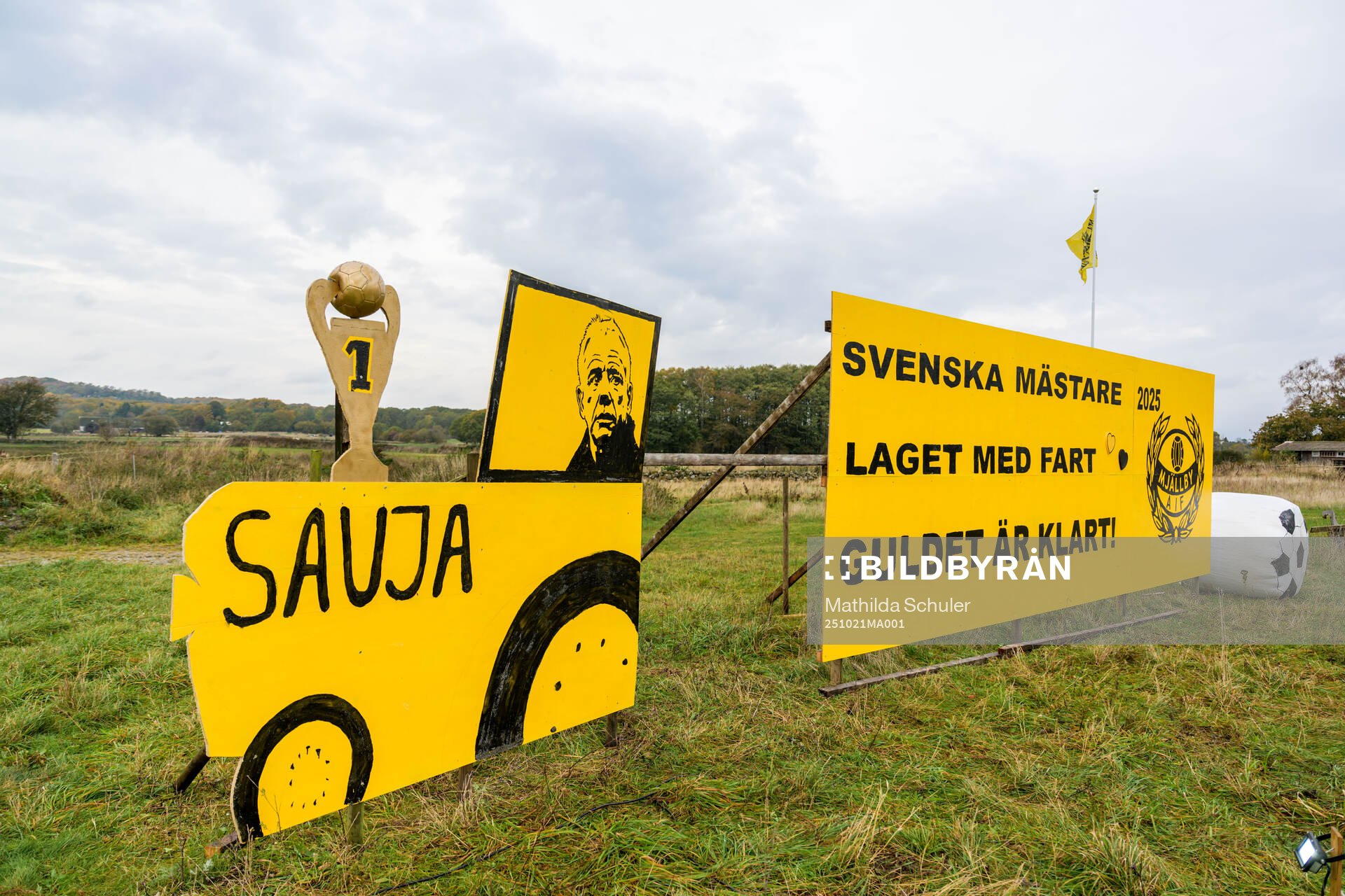 Skylt med texten Svenska mästare 2025, Laget med fart,