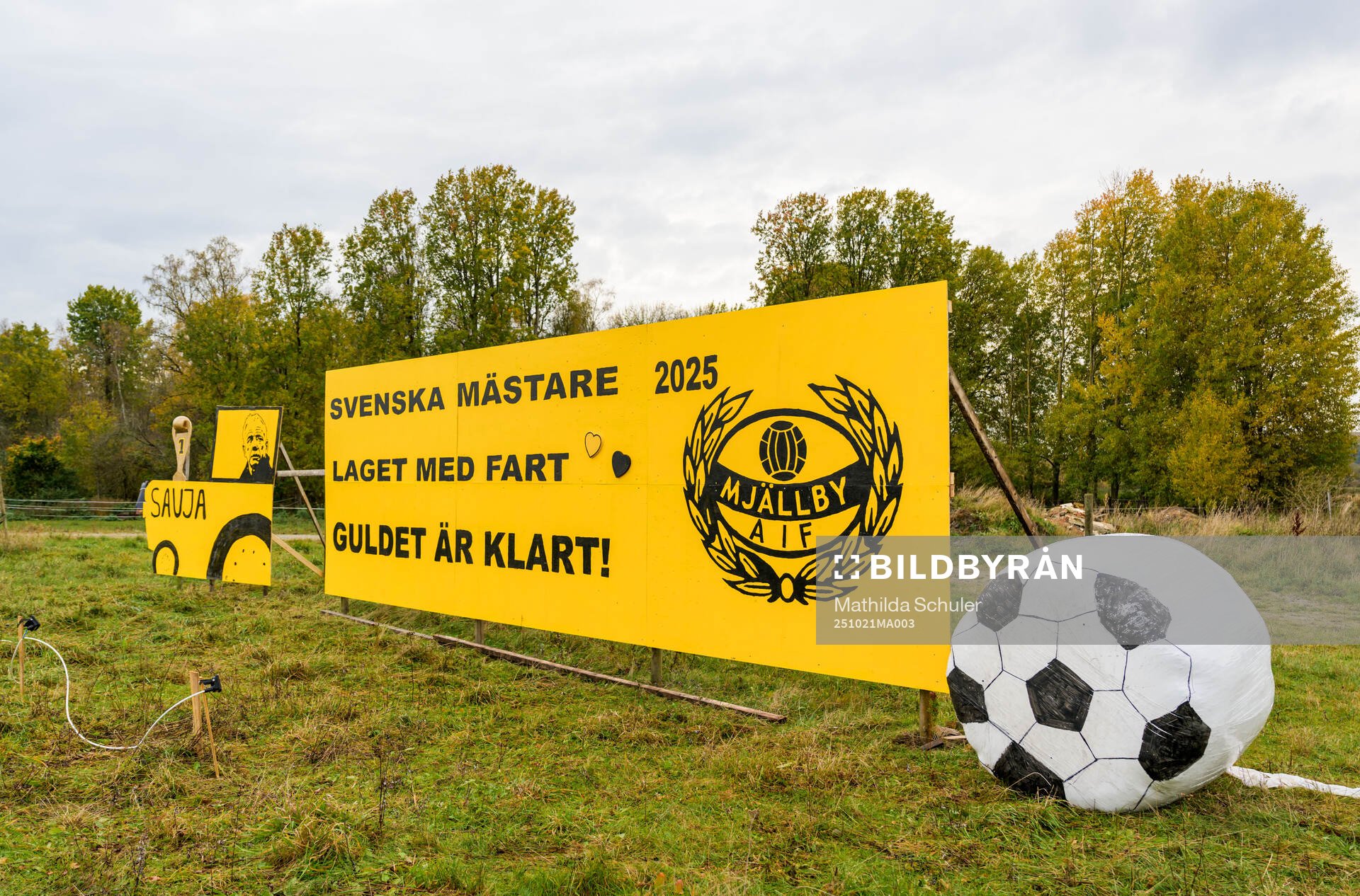 Skylt med texten Svenska mästare 2025, Laget med fart,