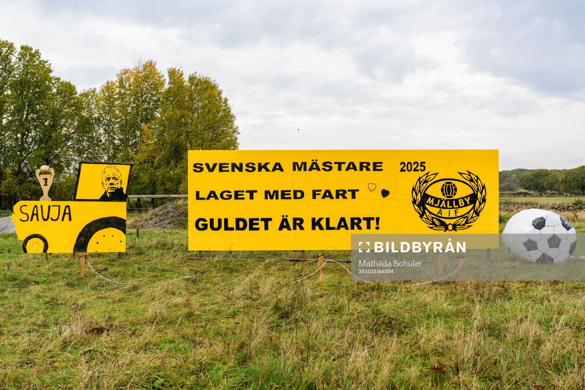 Skylt med texten Svenska mästare 2025, Laget med fart,