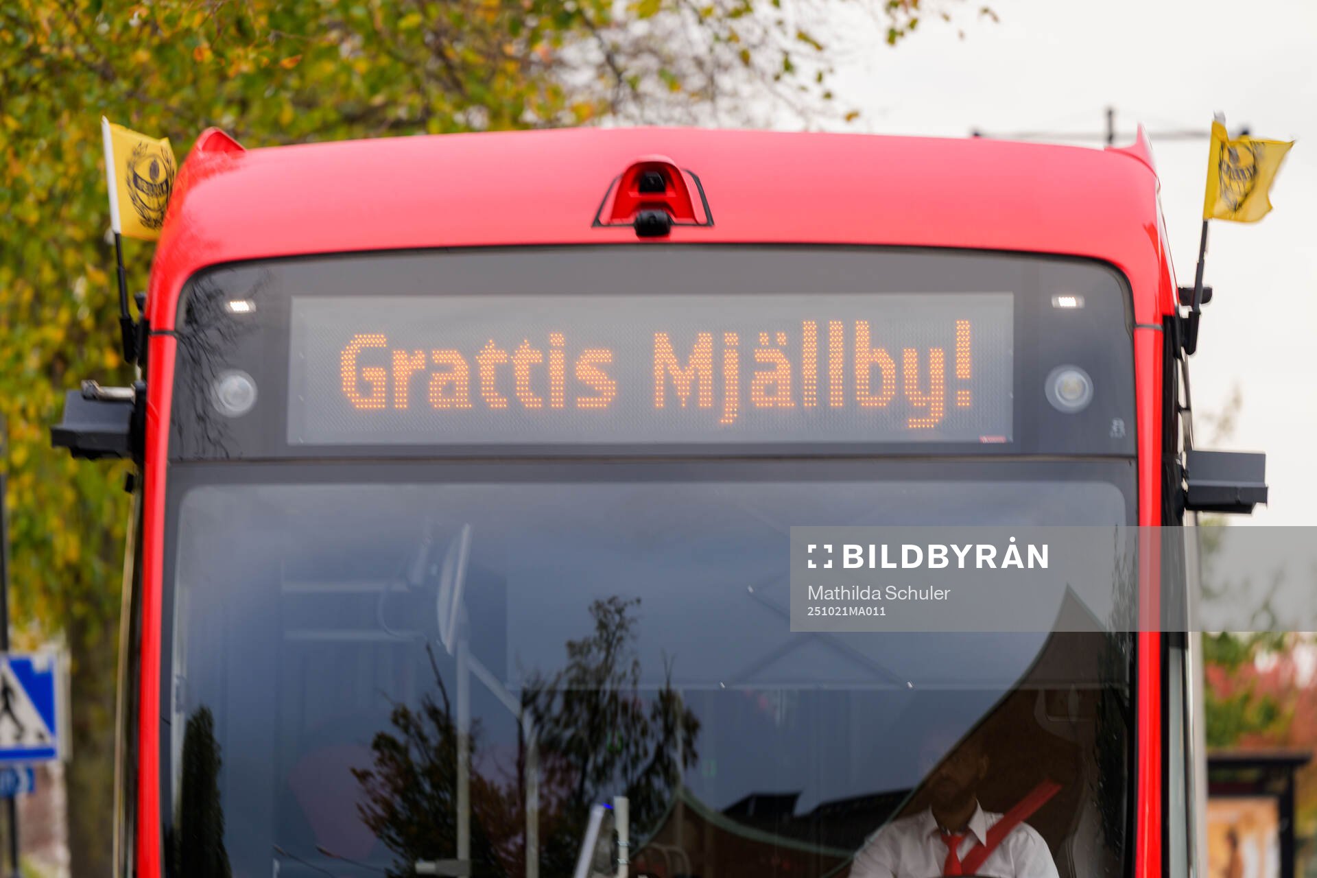 En buss med texten Grattis Mjällby!