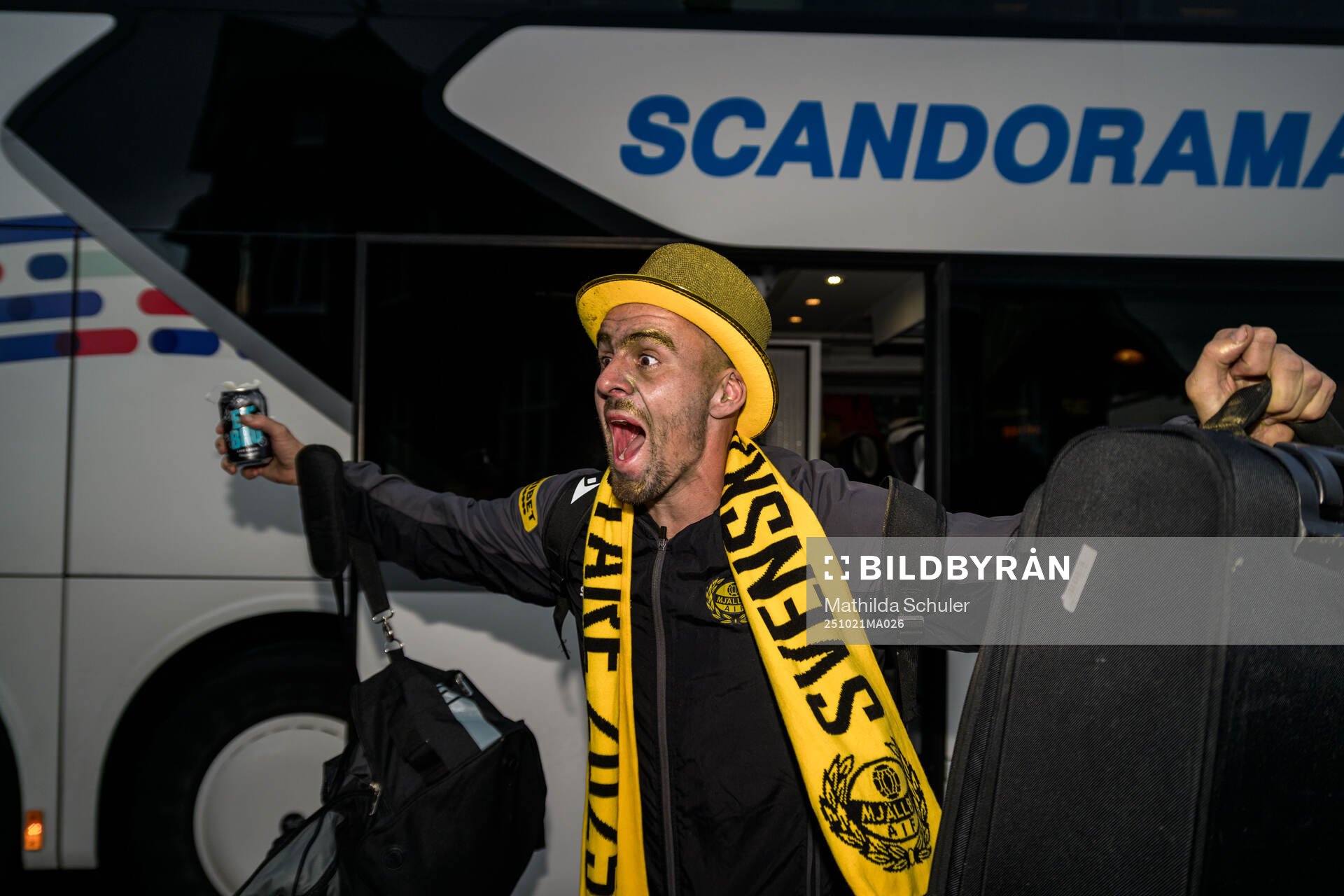 Mjällbys Jesper Gustavsson när laget välkomnas hem av