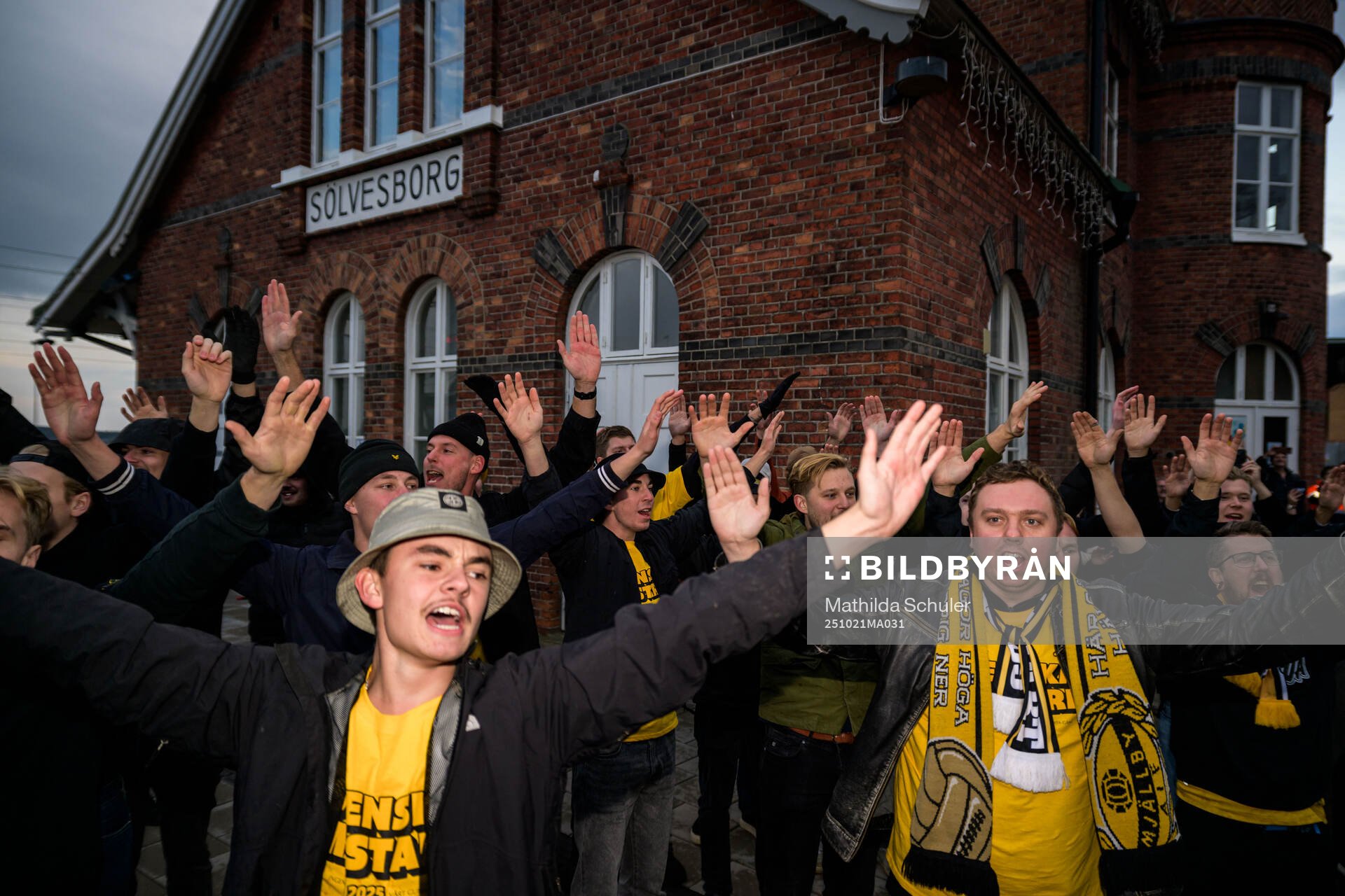 Mjällbys supportrar när laget välkomnas hem