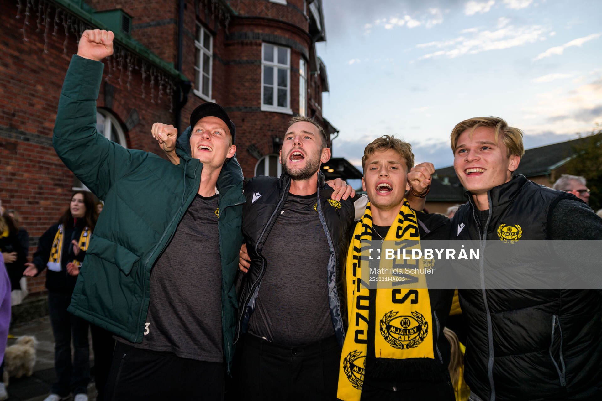 Mjällbys spelare med supportrar när laget välkomnas hem