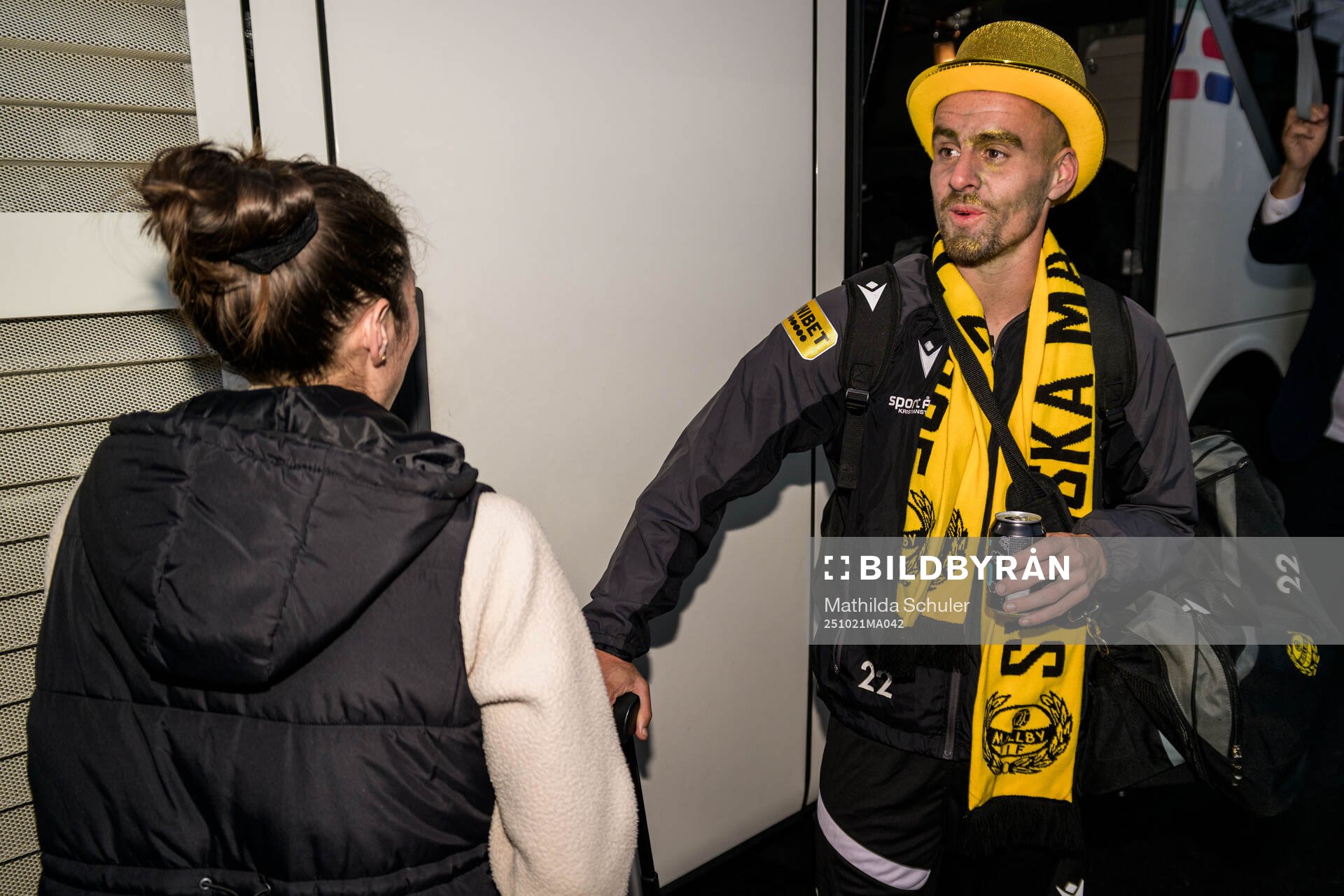 Mjällbys Jesper Gustavsson när laget välkomnas hem av