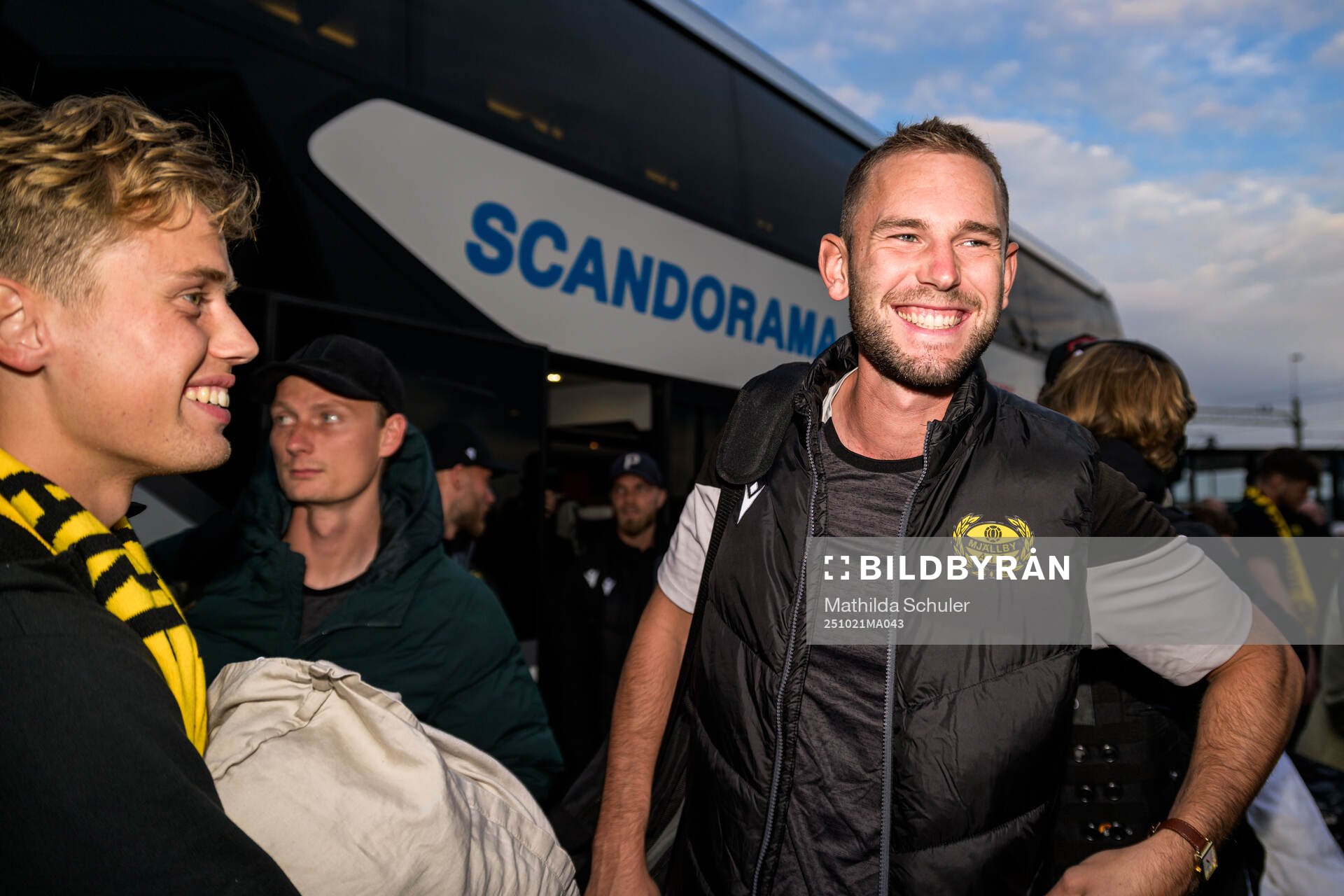 Mjällbys Adam Petersson när laget välkomnas hem av