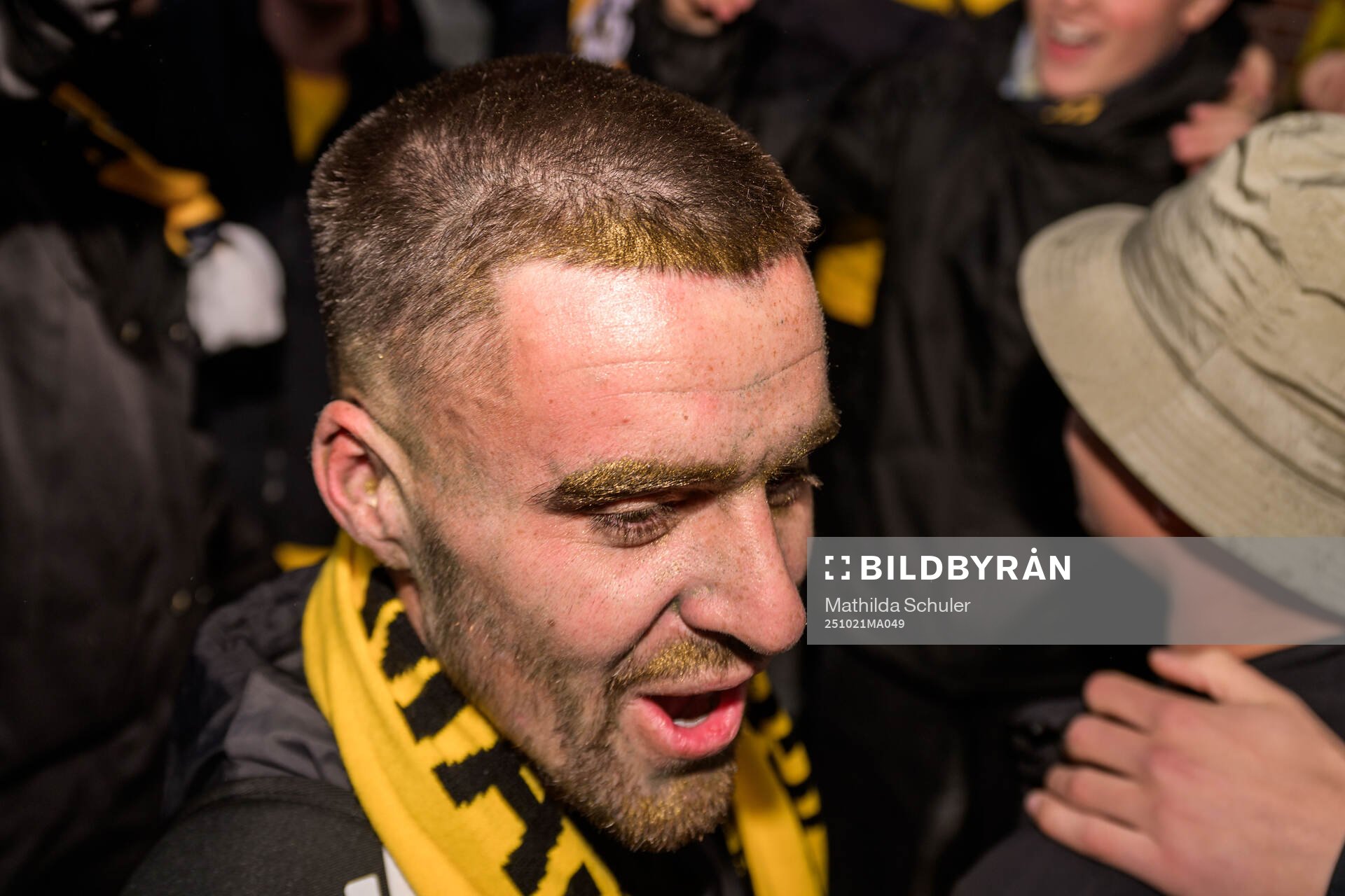 Mjällbys Jesper Gustavsson när laget välkomnas hem av