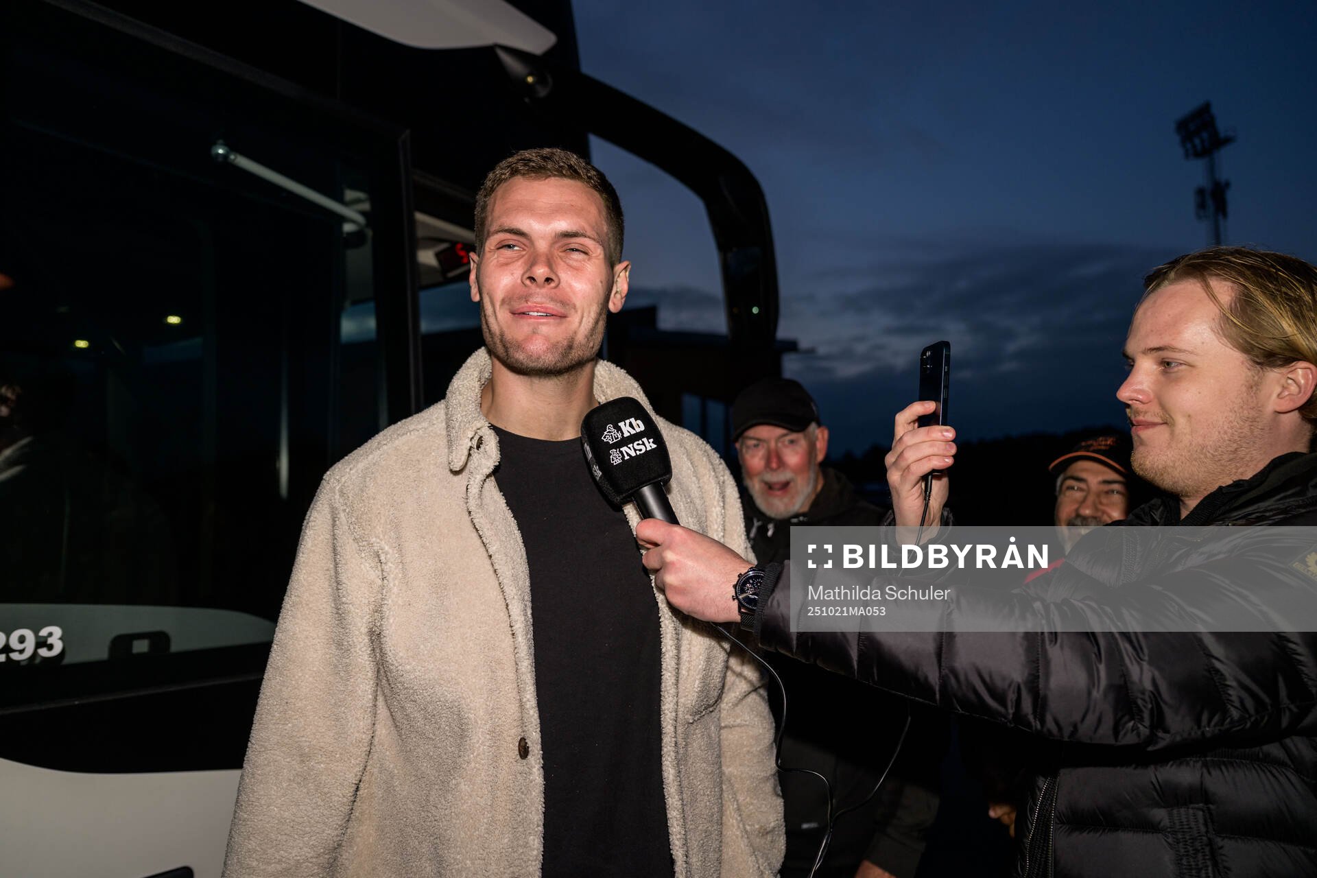 Mjällbys Jacob Bergström när laget välkomnas hem av