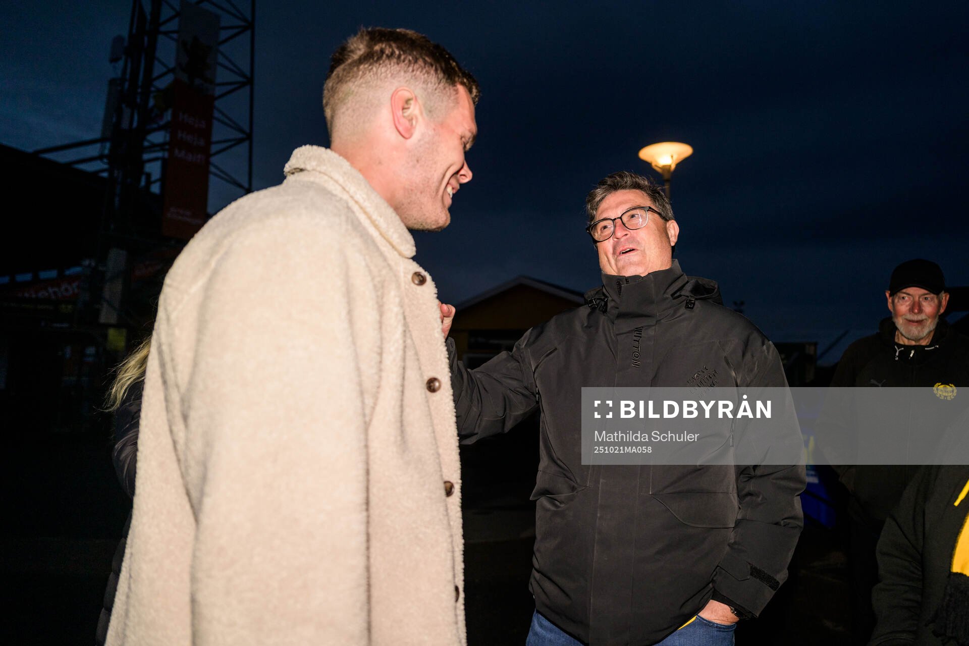 Mjällbys Jacob Bergström när laget välkomnas hem av