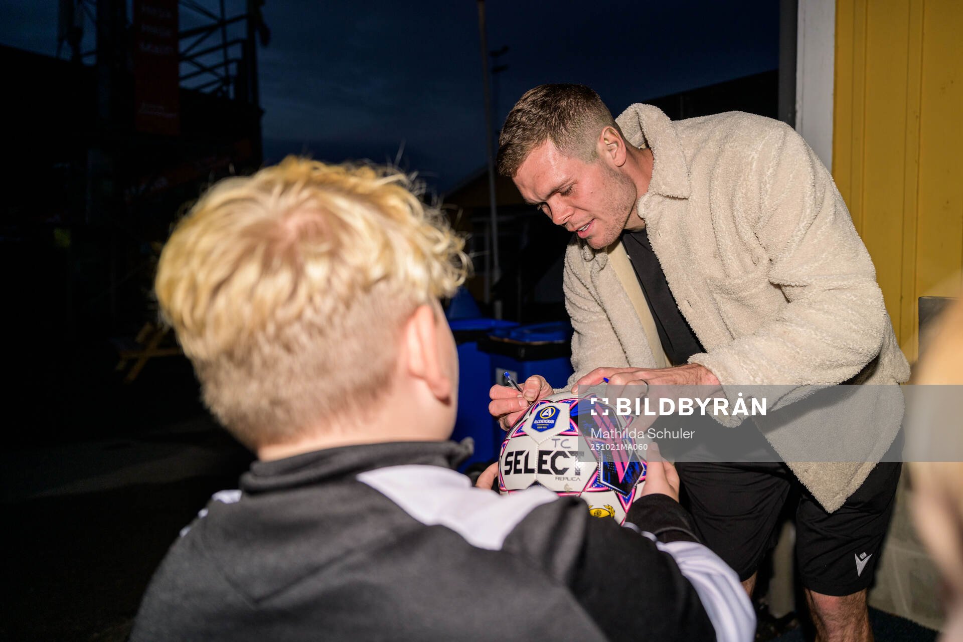 Mjällbys Jacob Bergström skriver autografer när laget