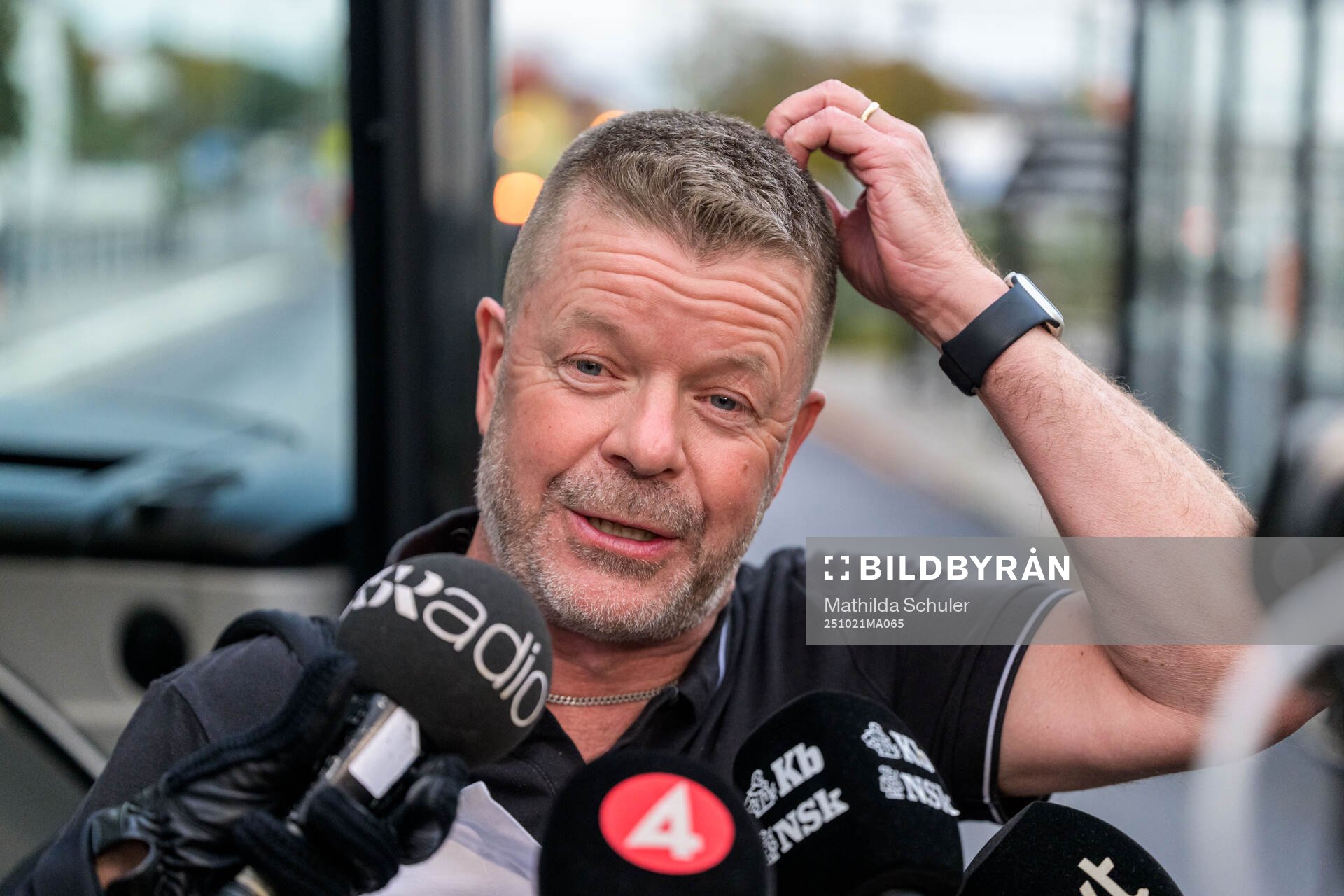 Mjällbys tränare Anders Torstensson när laget välkomnas
