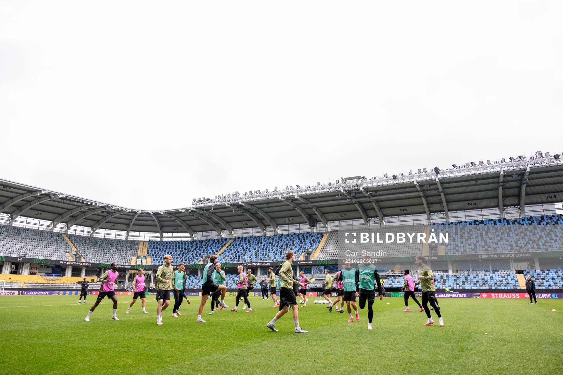 The players warm up