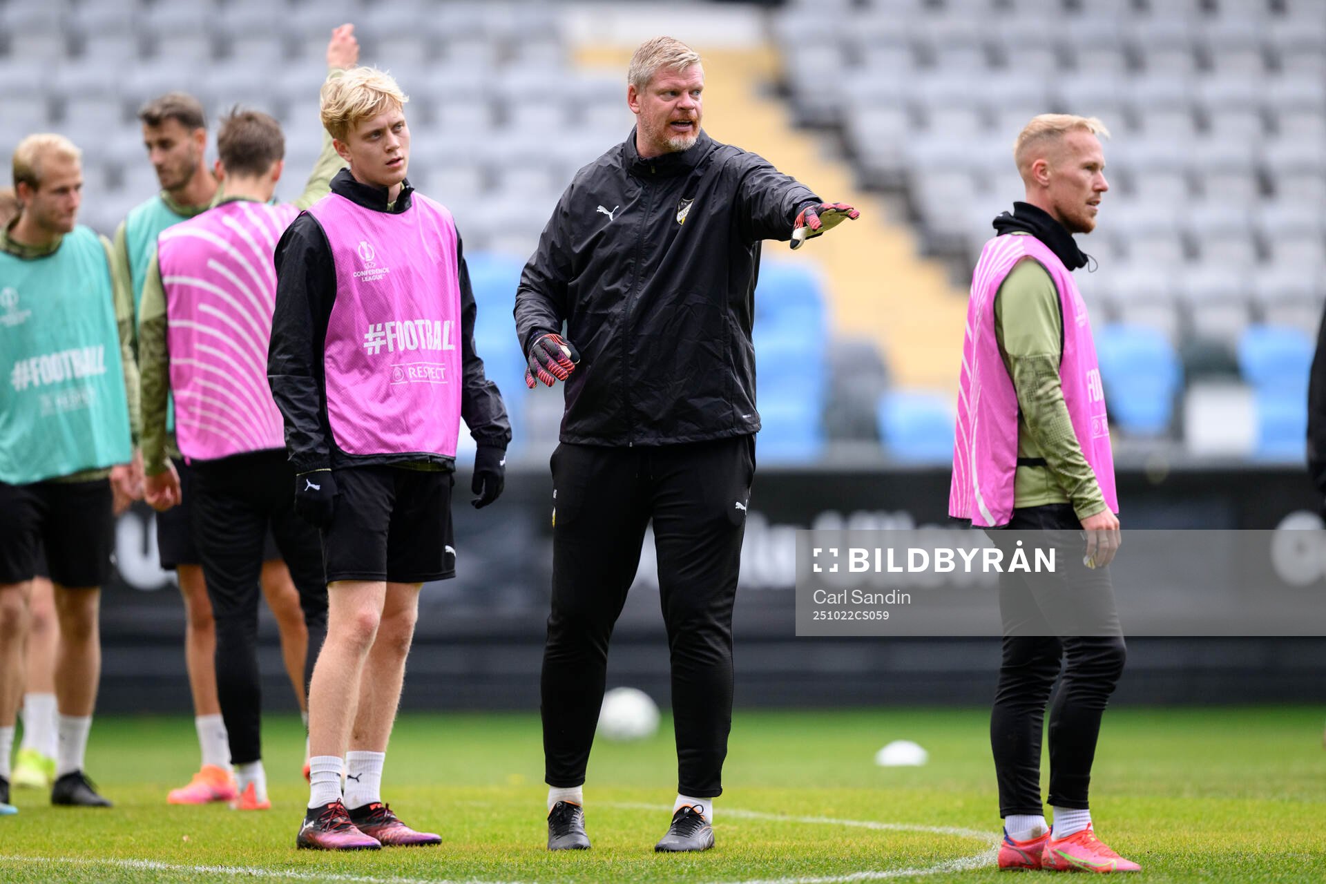 Isak Brusberg and goalkeeper coach Christoffer Källqvist