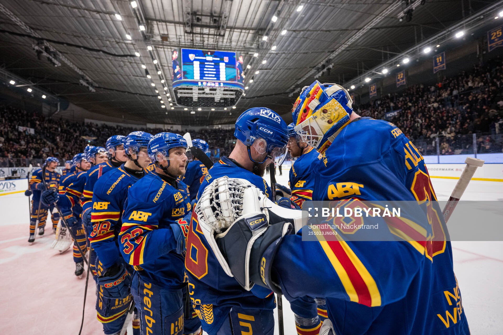 Djurgårdens Albin Grewe och målvakt Magnus Hellberg jublar