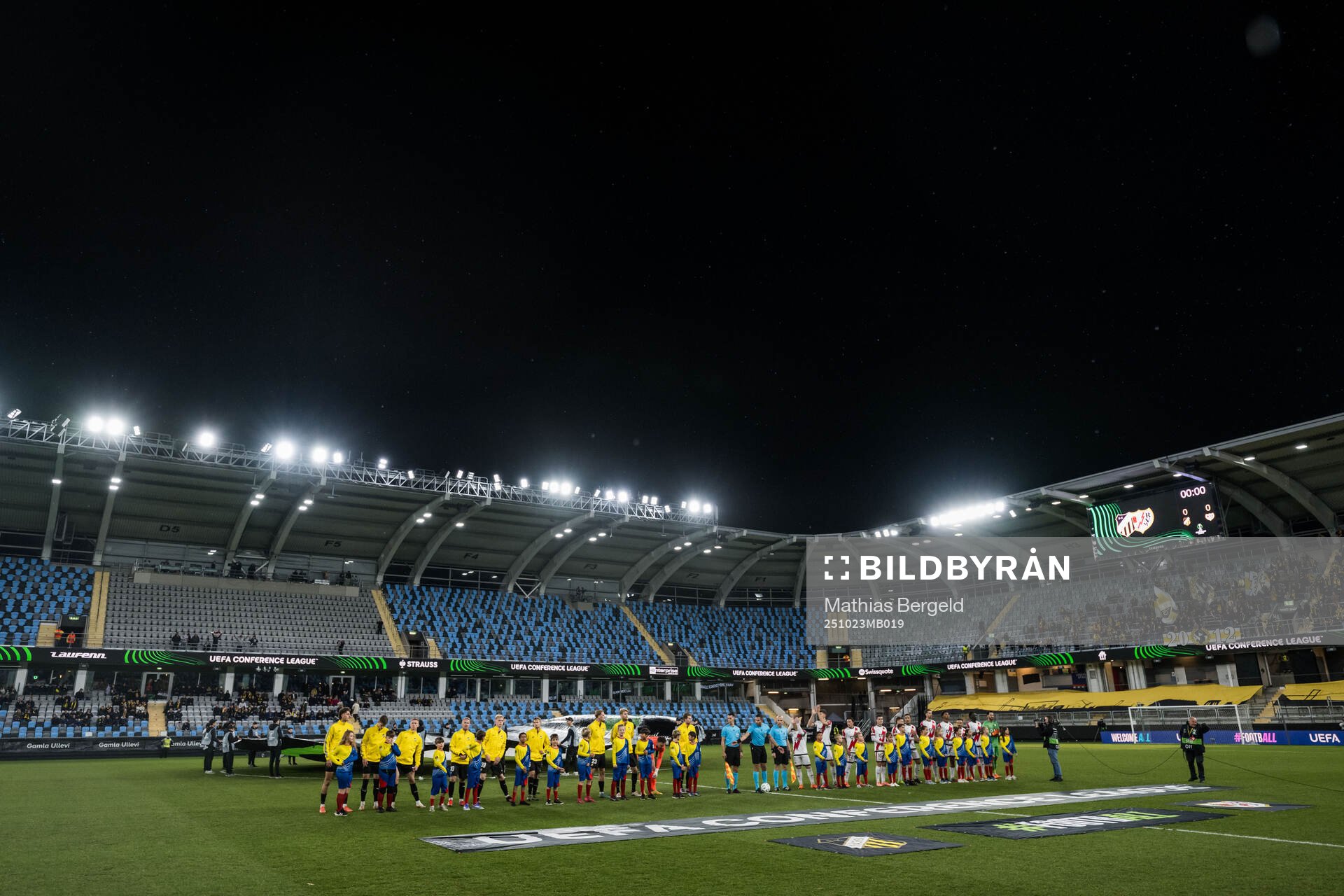 Players of Häcken and of Rayo Vallecano
