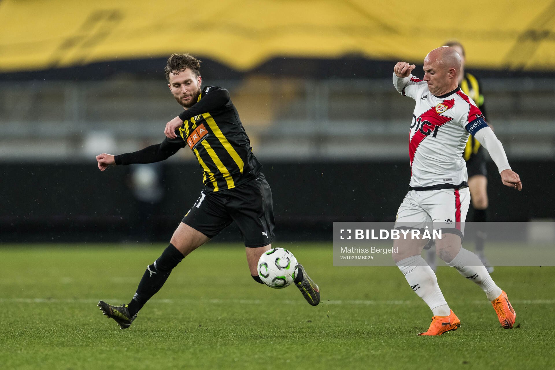 Adam Lundkvist of Häcken and Isi Palazon of Rayo Vallecano