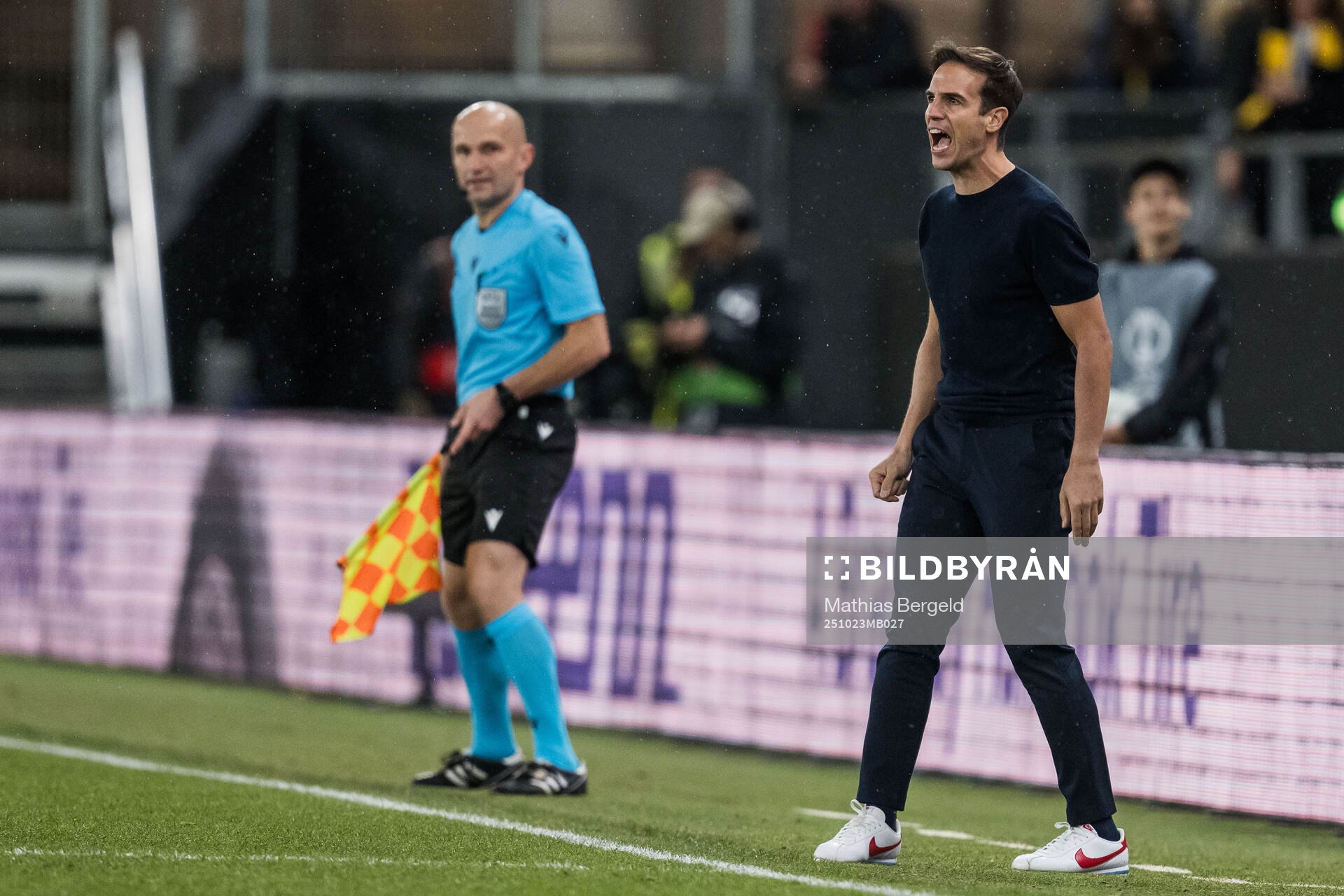 Head coach Inigo Perez of Rayo Vallecano