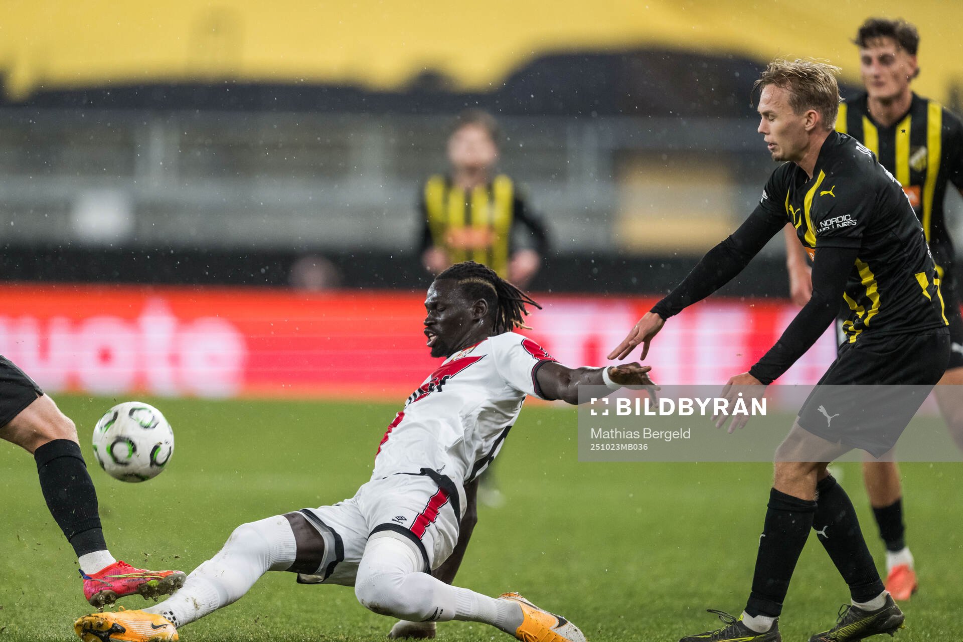 Pathe Ciss of Rayo Vallecano and Pontus Dahbo of Häcken