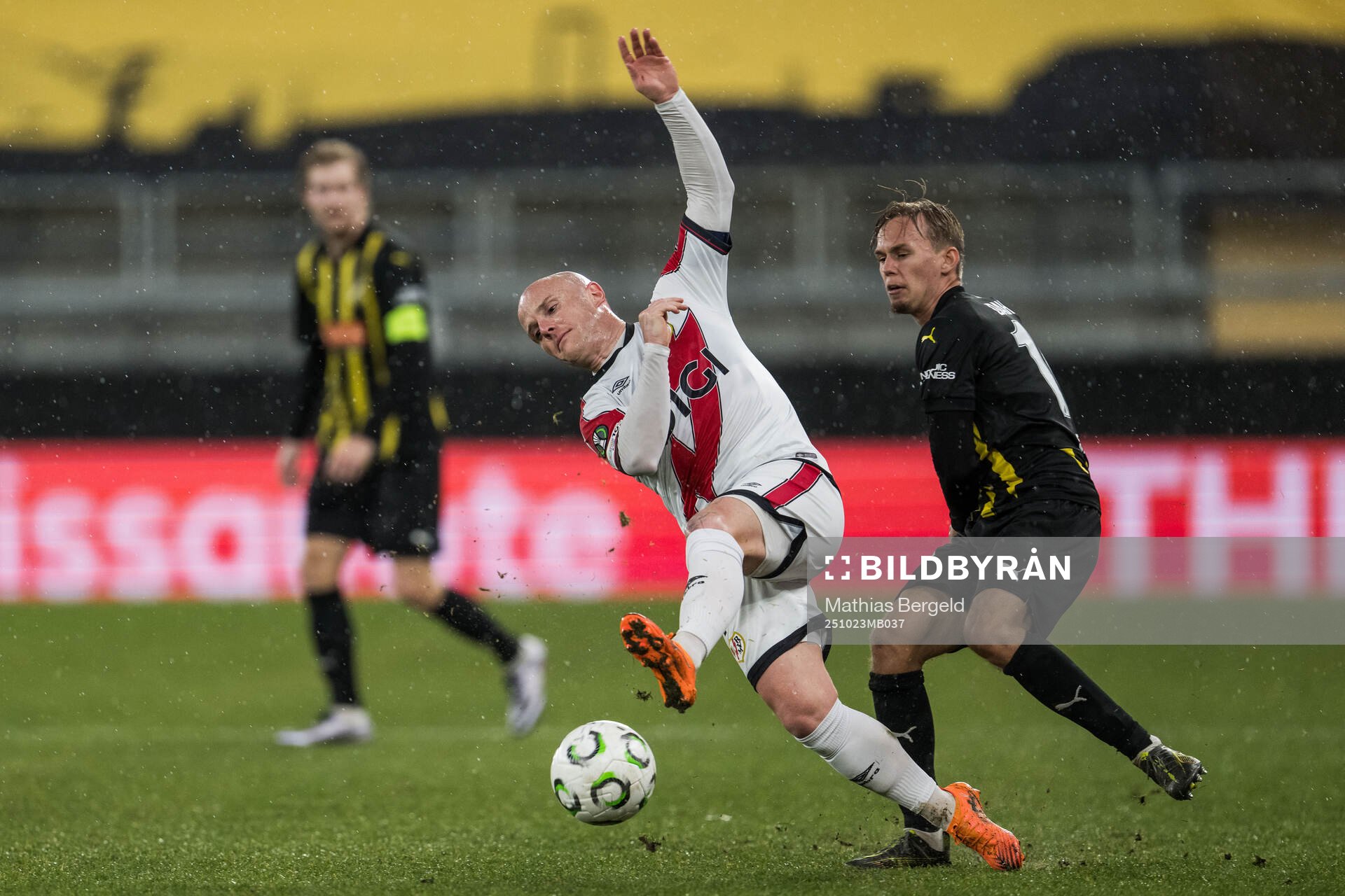 Isi Palazon of Rayo Vallecano and Pontus Dahbo of Häcken