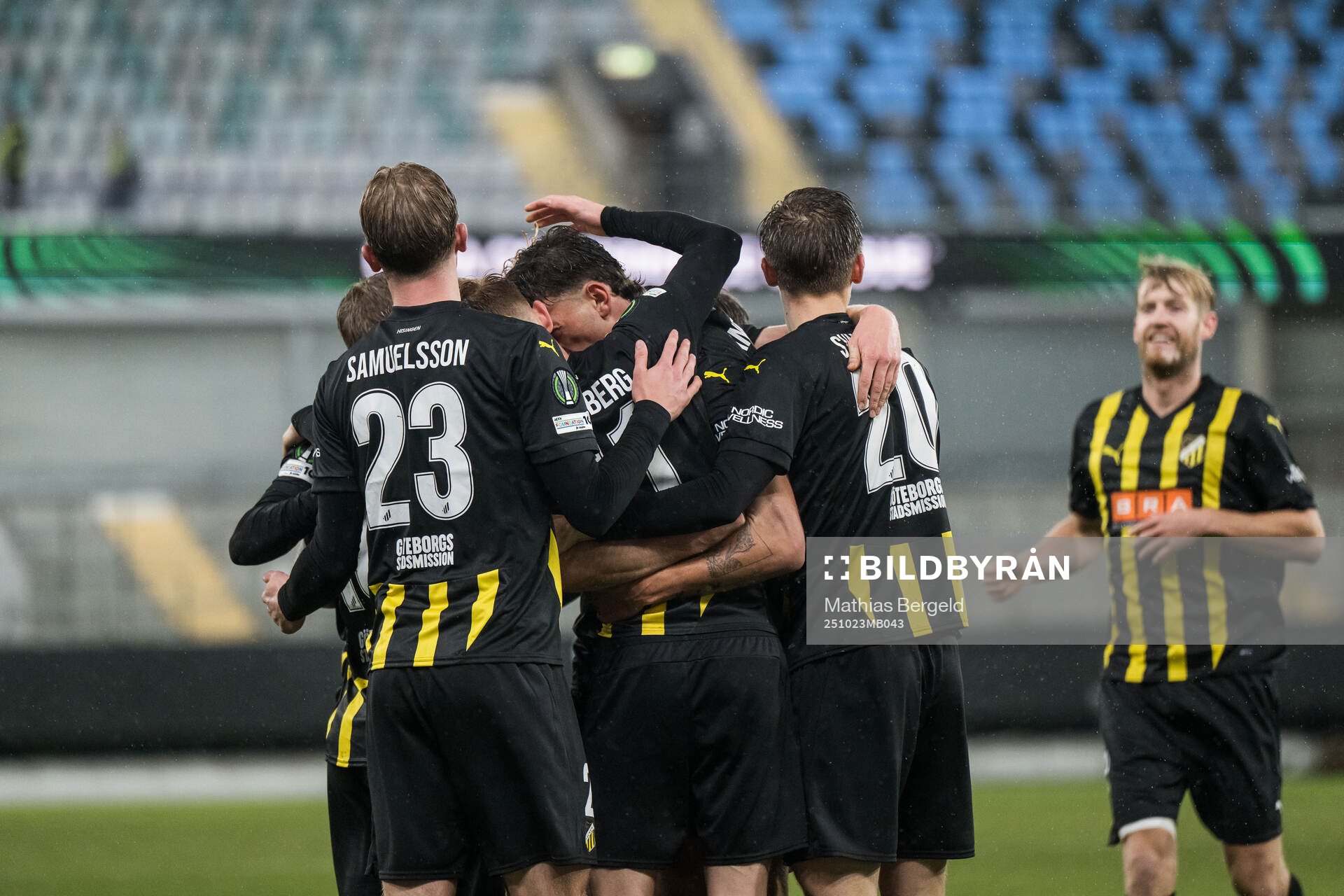 Isak Brusberg of Häcken celebrates with team mates