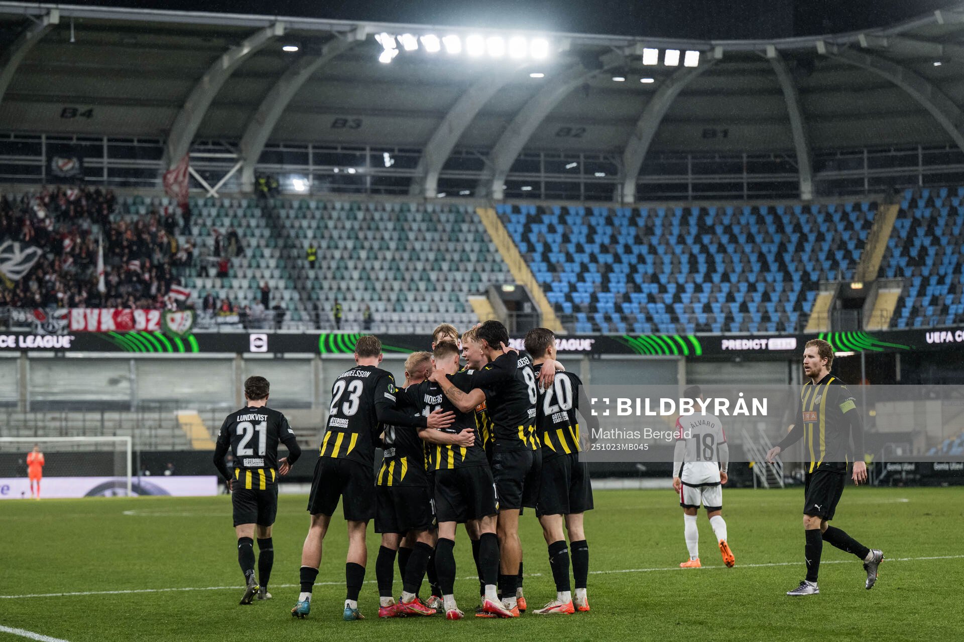 Isak Brusberg of Häcken celebrates with team mates