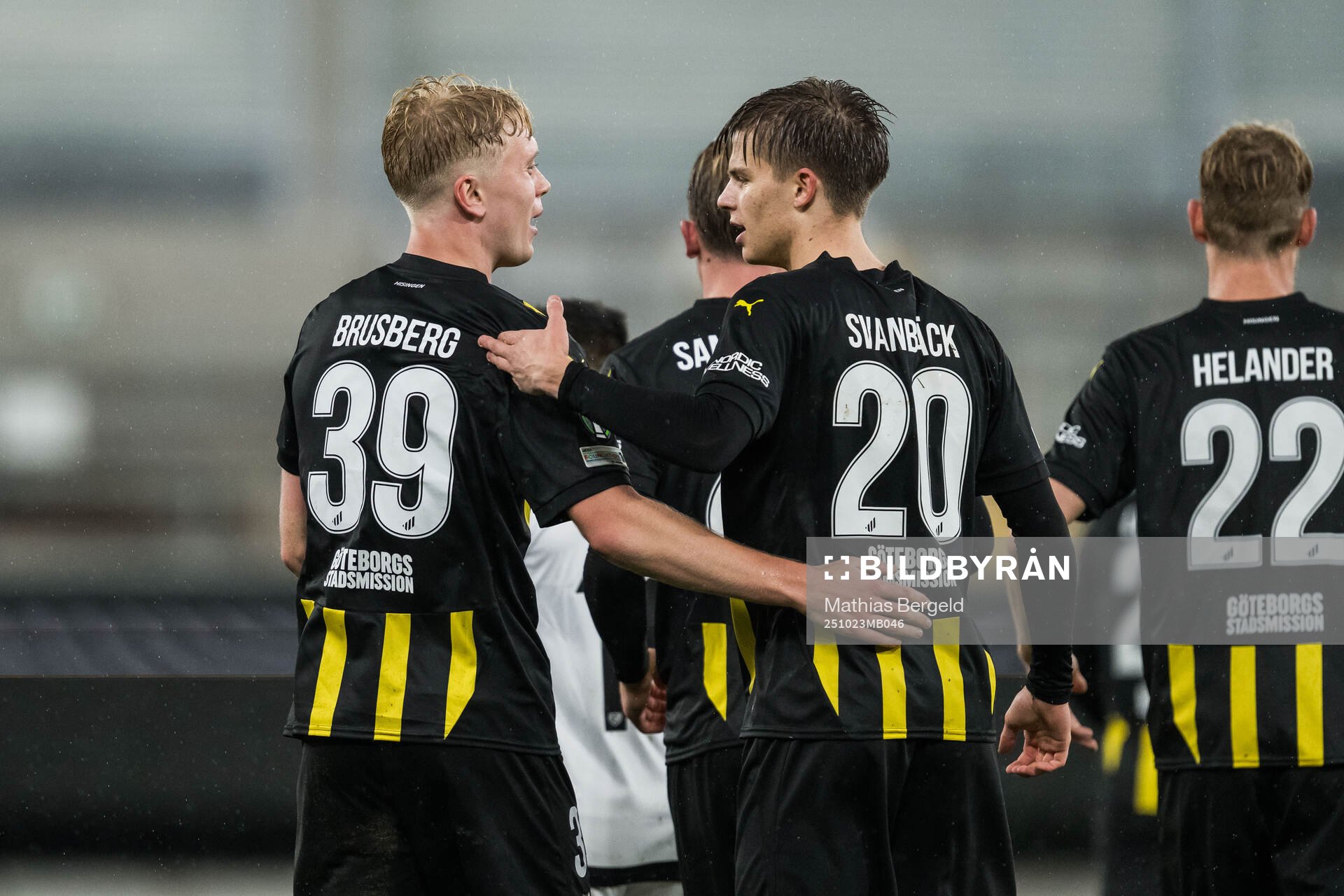 Isak Brusberg of Häcken celebrates with Adrian Svanbäck